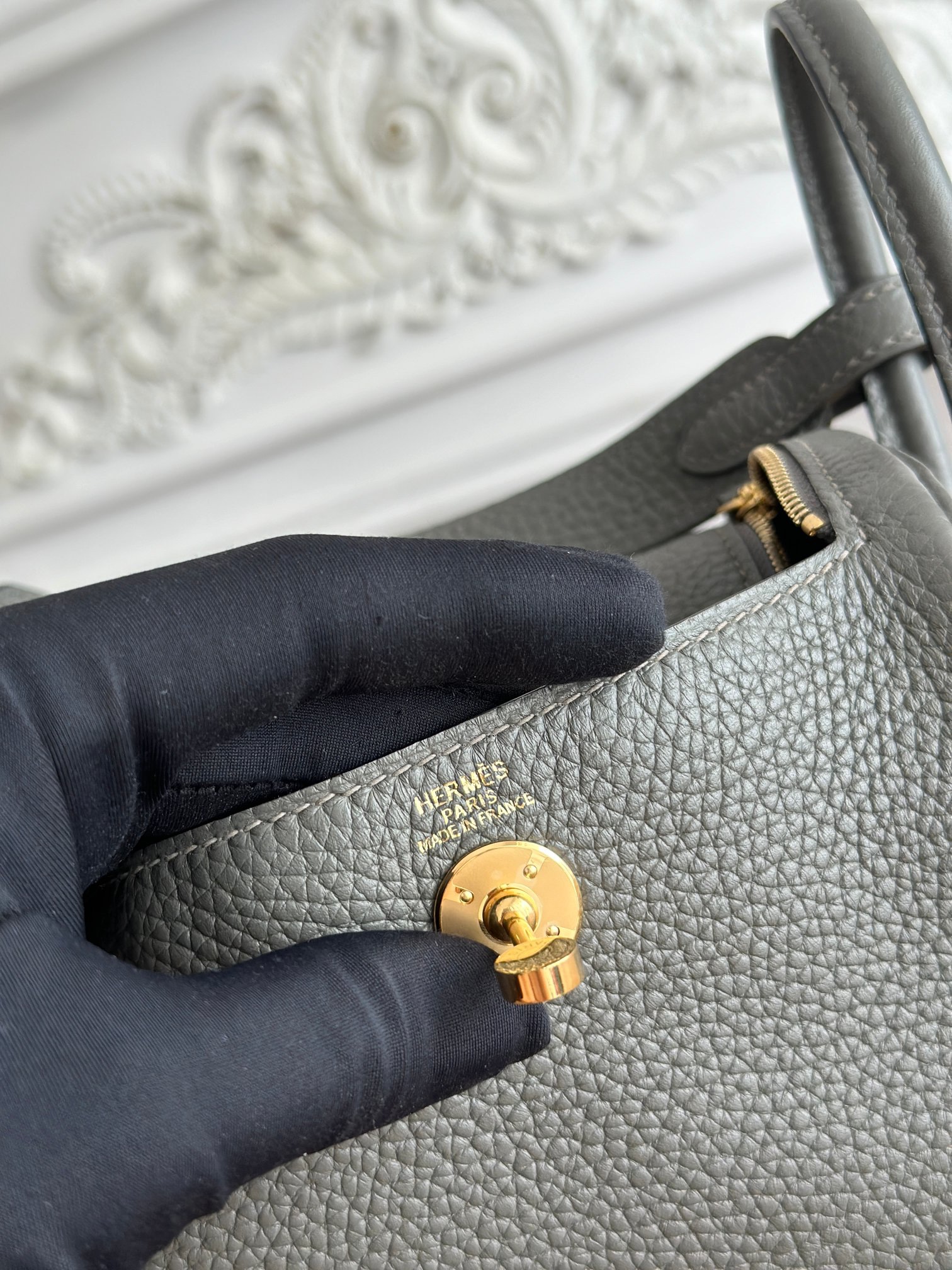 琳迪lindy 19cm	
Tc皮 蜜蠟線半手工縫製
lindy19保留了琳迪包所有細節的完整設計，側口袋、拉鍊等全部都是經典的設計√
這只小可愛暴擊了多少人的少女心