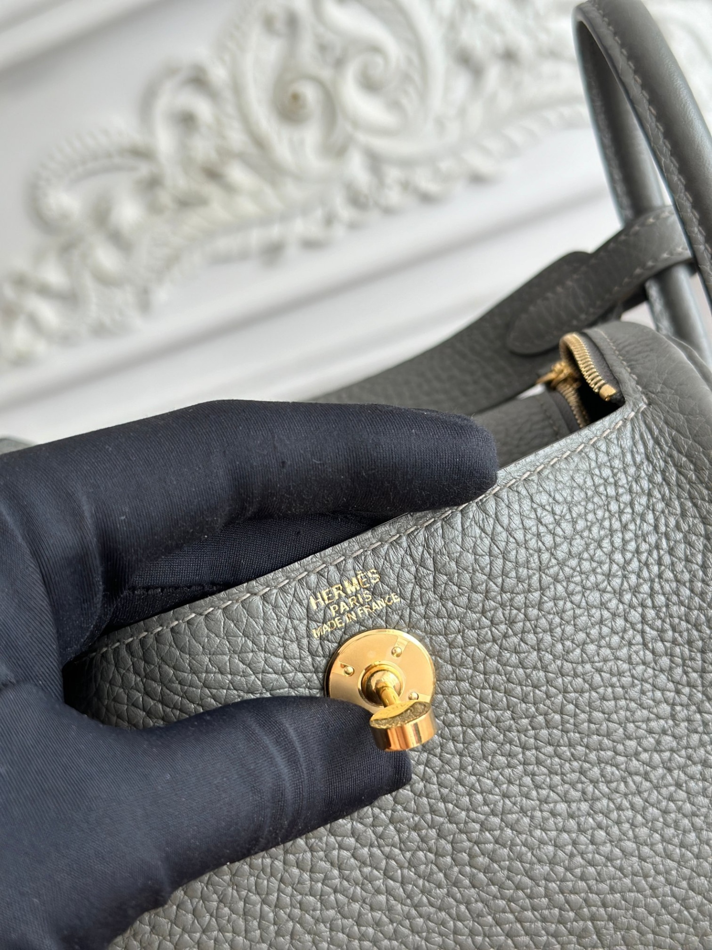 琳迪lindy 19cm	
Tc皮 蜜蠟線半手工縫製
lindy19保留了琳迪包所有細節的完整設計，側口袋、拉鍊等全部都是經典的設計√
這只小可愛暴擊了多少人的少女心