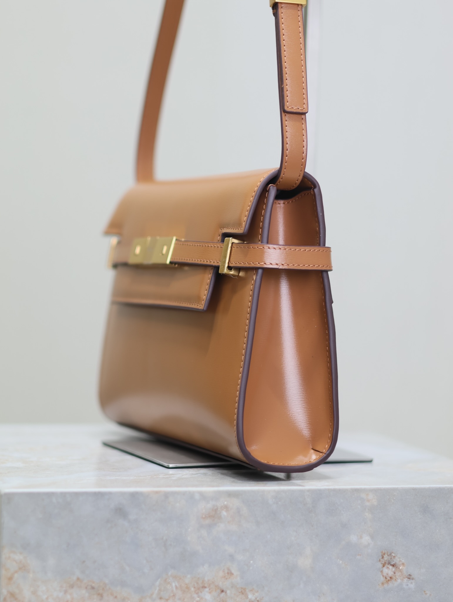 Manhattan_24cm
專櫃同步新款Manhattan法棍包小號24cm全新到貨！最新包型翻蓋曼哈頓法棍包，一改以往經典的logo，取而代之低調簡約的設計風格，它有點像H家的凱莉，很有復古的味道！商務➕休閒兩者結合，總結起來就是百搭！可以手拿，可以單肩或斜挎，一包多用，滿足了商務型女士，又滿足了小女生的休閒！精心挑選的原廠皮、完美的走線、精緻的五金讓整個包包都散髮出高級的味道！
型號：675626
尺寸：24x17.5x6cm