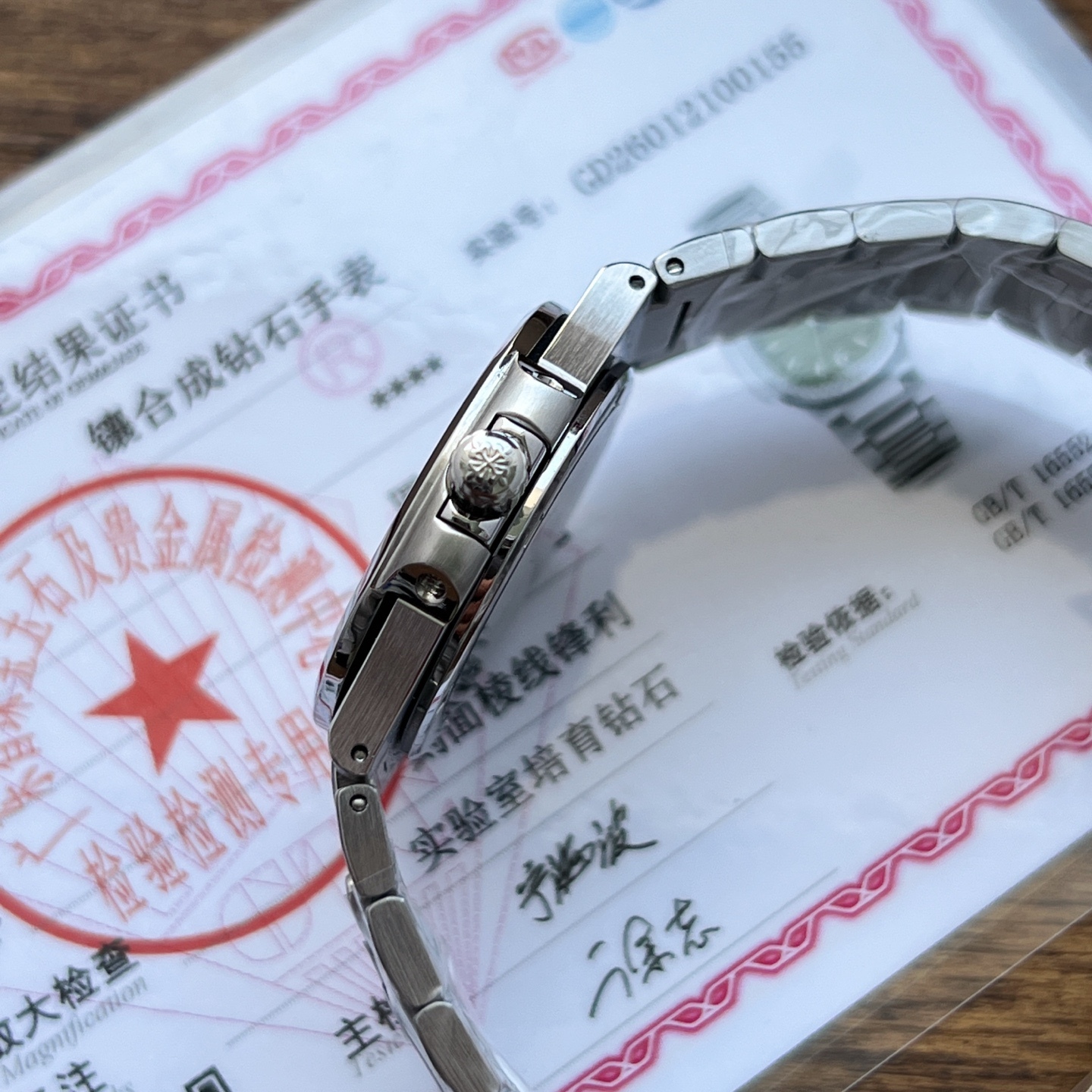 RRR廠聯合瑞士設計師耗時兩年，重金打造天花板PP鸚鵡螺7010系列！原版起模還原數據，達到1：1精細對版。
亮點1️⃣
秒殺市面絕大多數石英女表，搭載🫱🏻🫱🏻（瑞士原裝Cal.E 23-250SC機芯）🫲🏻🫲🏻絕無僅有！0誤差0故障。
亮點2️⃣
字面採用瑞士鋁酸鍶鹽（無放射性）夜光塗層工藝，結合光學塗層增強吸光效率，延長余暉時間，還原原版姿態，讓佩戴者在夜晚更顯靚麗。
亮點3️⃣
原版尺寸：32mm直徑，6.9mm厚度。此款鸚鵡螺女款不僅擁有優雅運動風格，還增加了幾分柔美