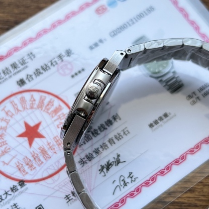 RRR廠聯合瑞士設計師耗時兩年，重金打造天花板PP鸚鵡螺7010系列！原版起模還原數據，達到1：1精細對版。
亮點1️⃣
秒殺市面絕大多數石英女表，搭載🫱🏻🫱🏻（瑞士原裝Cal.E 23-250SC機芯）🫲🏻🫲🏻絕無僅有！0誤差0故障。
亮點2️⃣
字面採用瑞士鋁酸鍶鹽（無放射性）夜光塗層工藝，結合光學塗層增強吸光效率，延長余暉時間，還原原版姿態，讓佩戴者在夜晚更顯靚麗。
亮點3️⃣
原版尺寸：32mm直徑，6.9mm厚度。此款鸚鵡螺女款不僅擁有優雅運動風格，還增加了幾分柔美