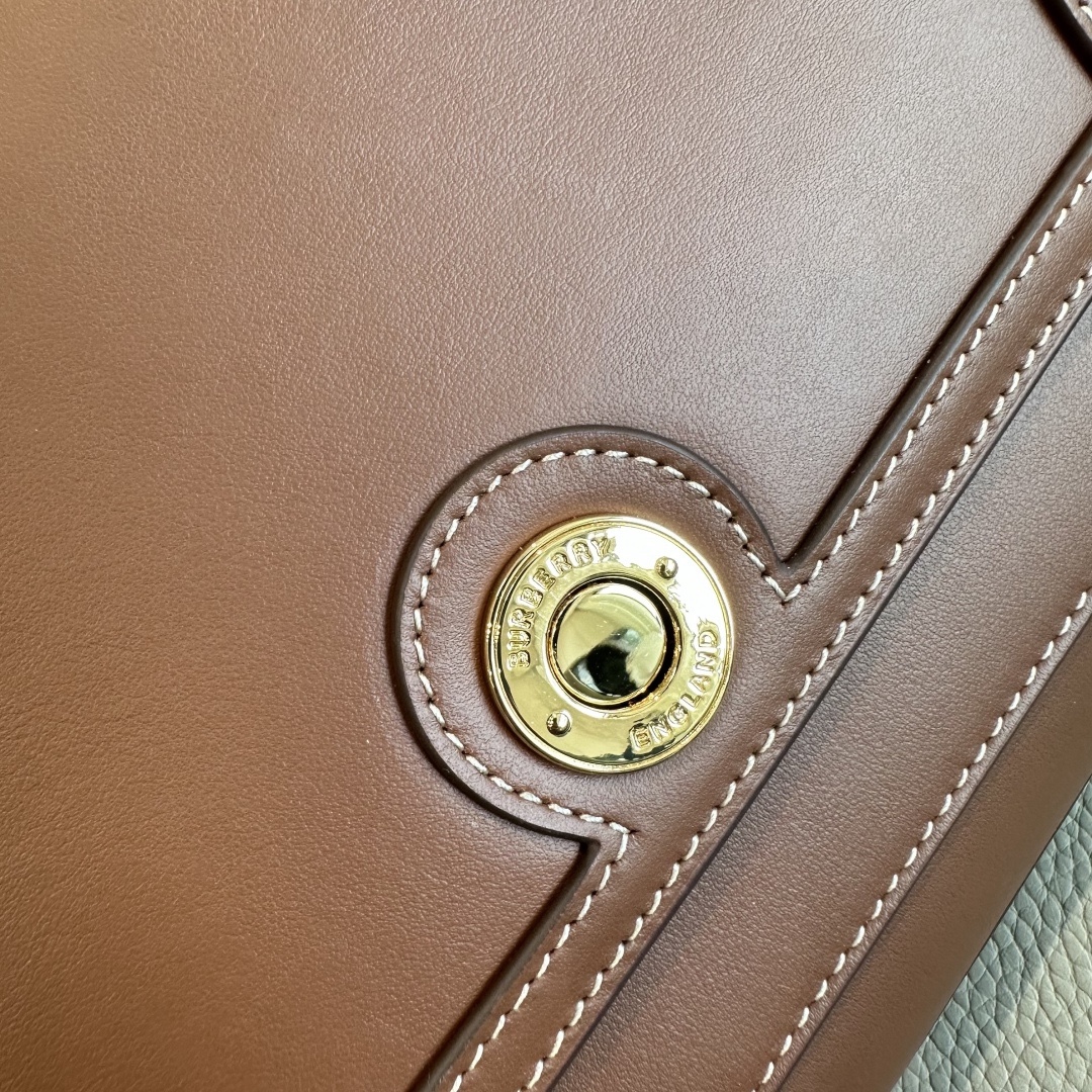 B家最新纖巧的斜挎包，採用意大利鞣制緝明線皮革精制而成，飾有鐫刻徽標的亮澤按扣，棉質帆布肩帶處飾有 Burberry 字母貼花。
25 x 8.5 x 18cm
肩背帶垂直佩戴高度：43cm🌟型號9061