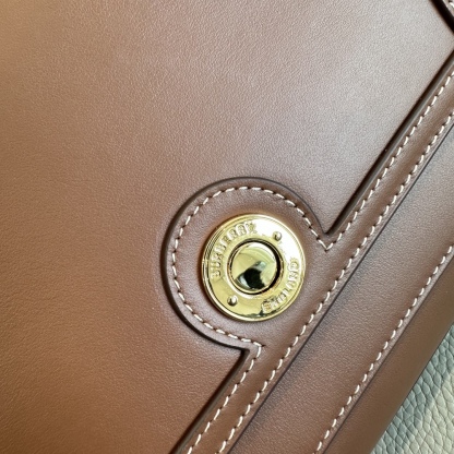 B家最新纖巧的斜挎包，採用意大利鞣制緝明線皮革精制而成，飾有鐫刻徽標的亮澤按扣，棉質帆布肩帶處飾有 Burberry 字母貼花。
25 x 8.5 x 18cm
肩背帶垂直佩戴高度：43cm🌟型號9061