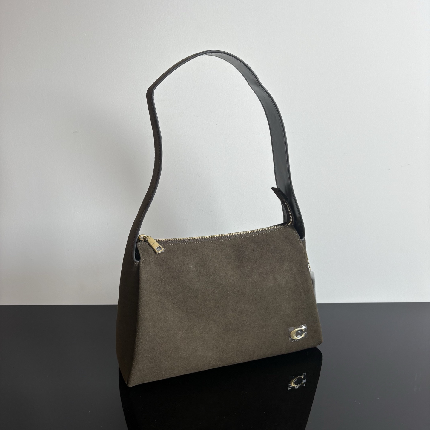 
新款hobo腋下包：CCC45荔枝紋黑色 灰色 酒紅
          CCC48鹿皮棕色 CCC48鹿皮墨綠
作為腋下包超級鬆弛下垂的風格，秋冬單品 容量超大還帶了一個磁扣的暗袋，出行遊玩或通勤都特別實用的一款。

尺寸：10*18*29。