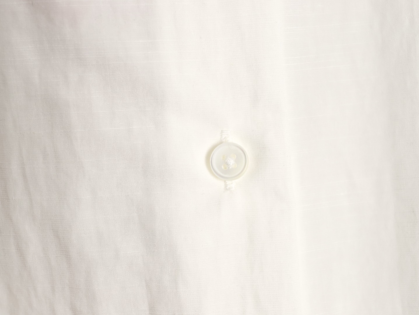 🔝MIU MIU繆繆MM 小黑標短袖襯衫
定制雲柔棉麻平紋料，手工紅外線畫線徽標，以紅外線技術為輔助，實現徽標標籤位置的精准定位與標記，採用側翻埋夾車線工藝，平順整潔，工整整潔，面料都經過砂洗，手感質感更佳，不易變形、不易縮水、不易褪色，合身版型
B Size：40 42 44 46