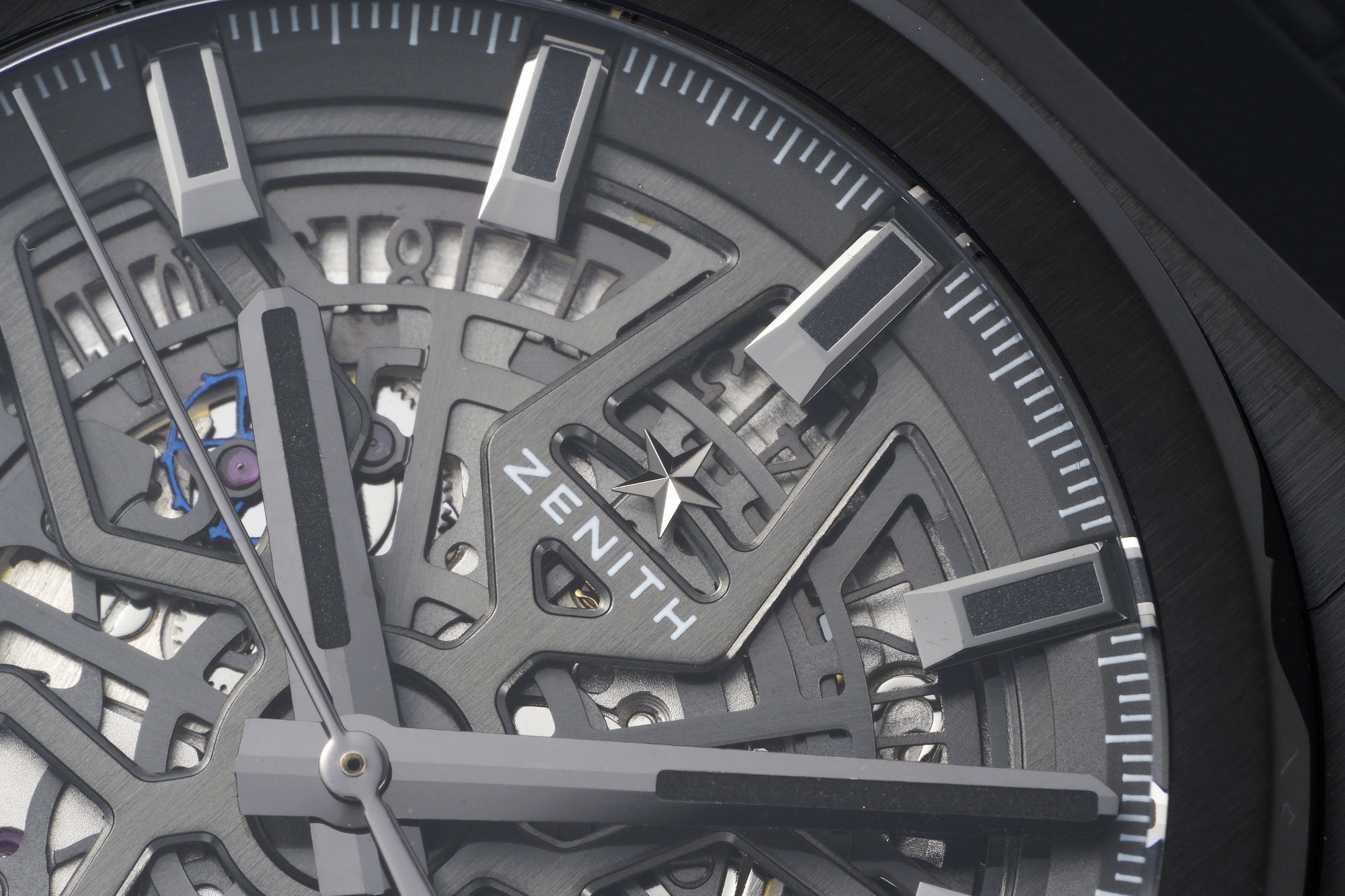 LF真力時DEFY系列全新升級版，殼身 頭粒 機芯 表扣等均做了升級調整。一款根據路虎標誌性花輪轂設計而成的高顏值鏤空腕表。

原裝開模鑄造，極致還原表殼的每一處細節打磨倒角，盡顯原裝菱角分明、堅毅果敢的陽剛氣質。完美的41mm表經，適配大眾男性手寸，正裝休閒兩不誤。根據汽車輪轂設計而成的五角星錶盤，未來概念感十足。同步官網新款五角星折疊扣，搭載定製版Cal.670sk全自動機械機芯，鏤空日曆的大小與位置、機芯夾板、齒輪、五角星陀皆按原版機芯數據拆解鍛造而成。

LF臻品 陳奕迅Eason同款，時尚前衛、