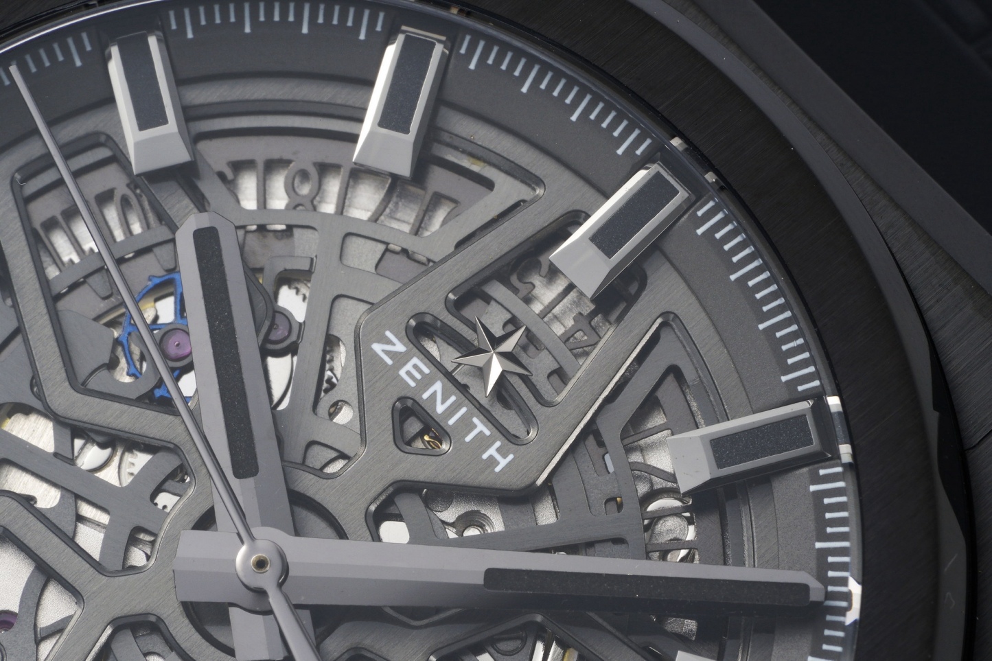 LF真力時DEFY系列全新升級版，殼身 頭粒 機芯 表扣等均做了升級調整。一款根據路虎標誌性花輪轂設計而成的高顏值鏤空腕表。

原裝開模鑄造，極致還原表殼的每一處細節打磨倒角，盡顯原裝菱角分明、堅毅果敢的陽剛氣質。完美的41mm表經，適配大眾男性手寸，正裝休閒兩不誤。根據汽車輪轂設計而成的五角星錶盤，未來概念感十足。同步官網新款五角星折疊扣，搭載定製版Cal.670sk全自動機械機芯，鏤空日曆的大小與位置、機芯夾板、齒輪、五角星陀皆按原版機芯數據拆解鍛造而成。

LF臻品 陳奕迅Eason同款，時尚前衛、