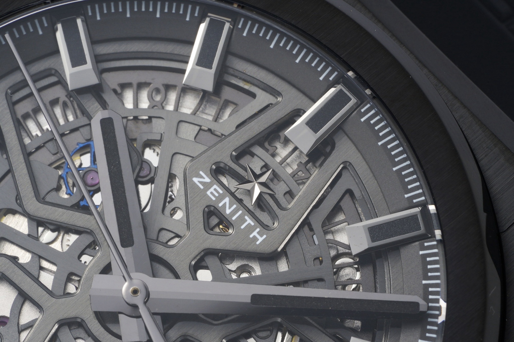 LF真力時DEFY系列全新升級版，殼身 頭粒 機芯 表扣等均做了升級調整。一款根據路虎標誌性花輪轂設計而成的高顏值鏤空腕表。

原裝開模鑄造，極致還原表殼的每一處細節打磨倒角，盡顯原裝菱角分明、堅毅果敢的陽剛氣質。完美的41mm表經，適配大眾男性手寸，正裝休閒兩不誤。根據汽車輪轂設計而成的五角星錶盤，未來概念感十足。同步官網新款五角星折疊扣，搭載定製版Cal.670sk全自動機械機芯，鏤空日曆的大小與位置、機芯夾板、齒輪、五角星陀皆按原版機芯數據拆解鍛造而成。

LF臻品 陳奕迅Eason同款，時尚前衛、