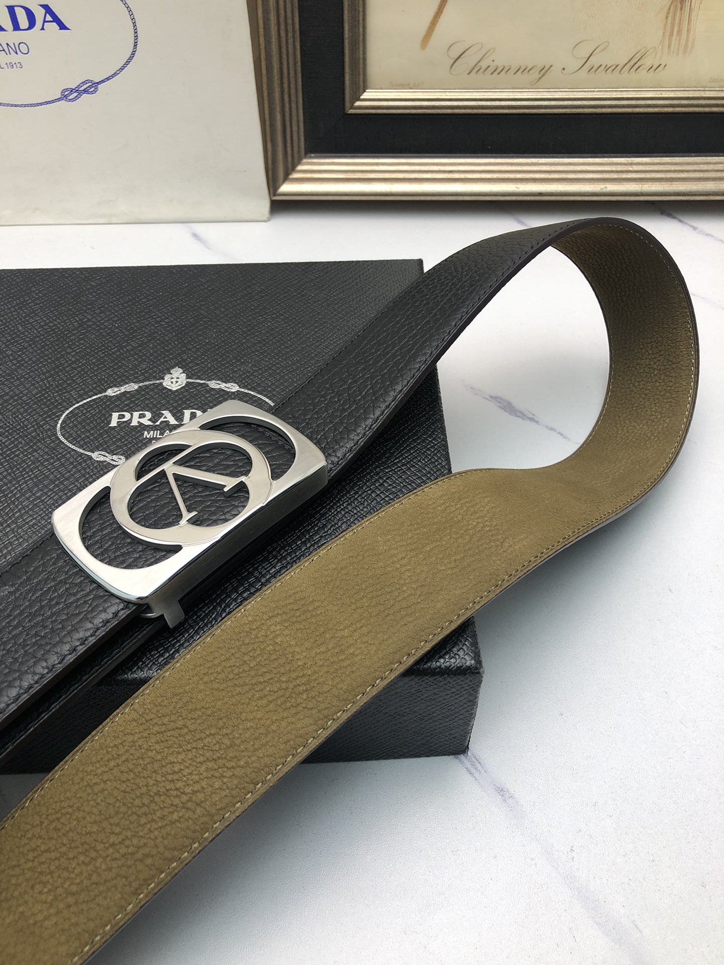 華倫天奴：原單頭層小牛皮壓花紋，內襯頭層鹿皮底，營造織紋外觀。飾以標誌原單扣。專櫃寬度4.0