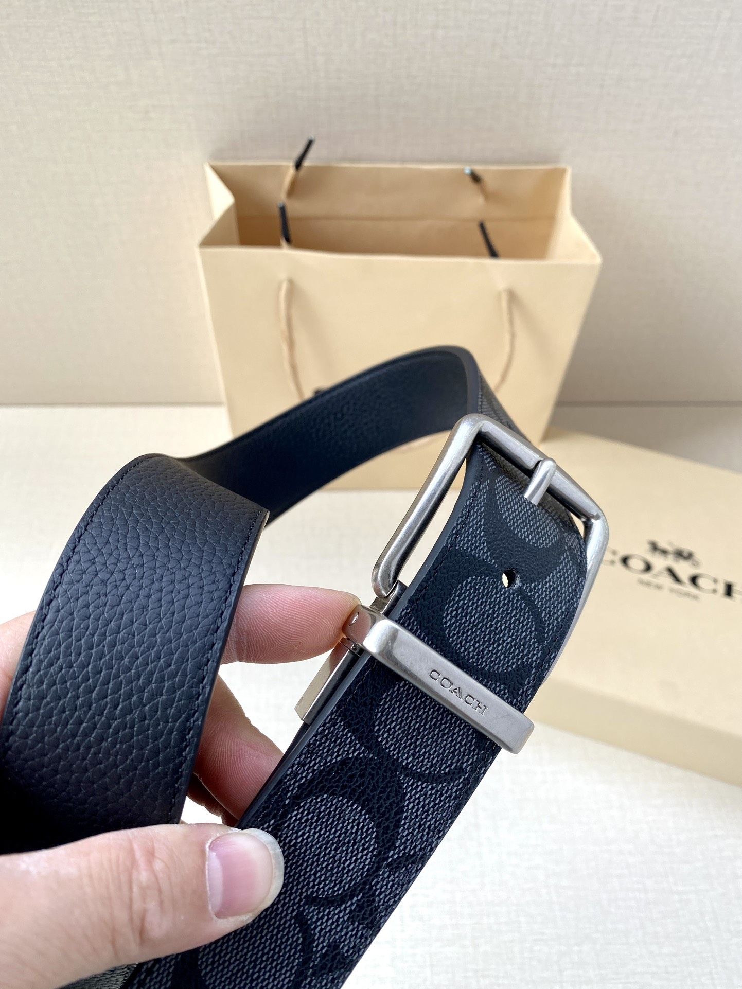 寬度3.8cm COACH 這款雙面腰帶一面為經典標誌帆布材質，另一面為精制皮革材質，配有標誌性扣件，將兩種外形合二為一。通過簡單的說明，可用剪刀剪裁至完美合身度。
標誌印花配頭層牛皮
可裁剪
雙面
38M (寬)