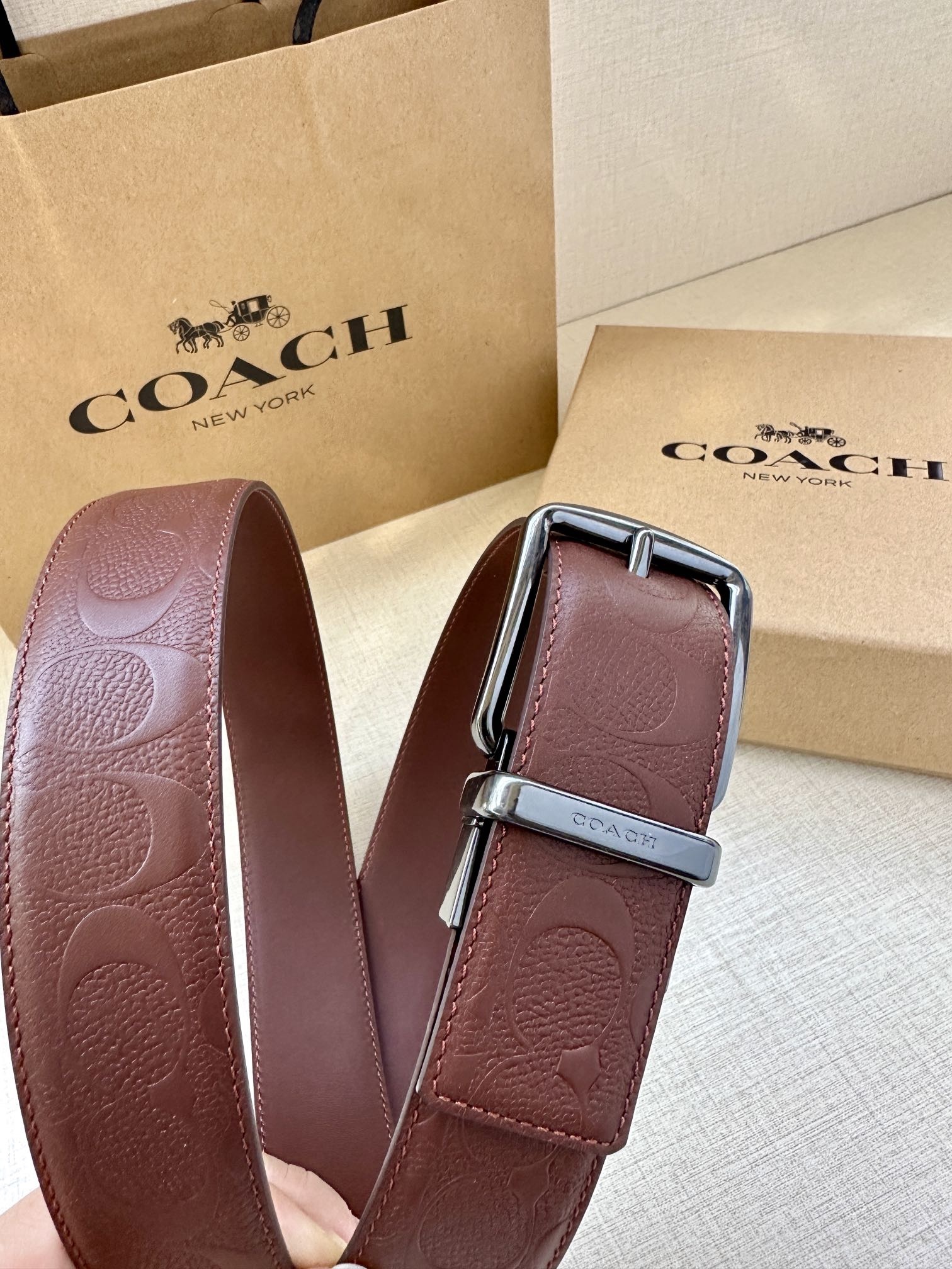 3.7cm（寬）COACH  這款雙面腰帶採用運動小牛皮製作，配有經典標誌帶扣，一款產品，兩種外觀。其合身度可個性定制，可用剪刀進行剪裁。
SAZ
D45
SMM
運動小牛皮
可裁剪
雙面
