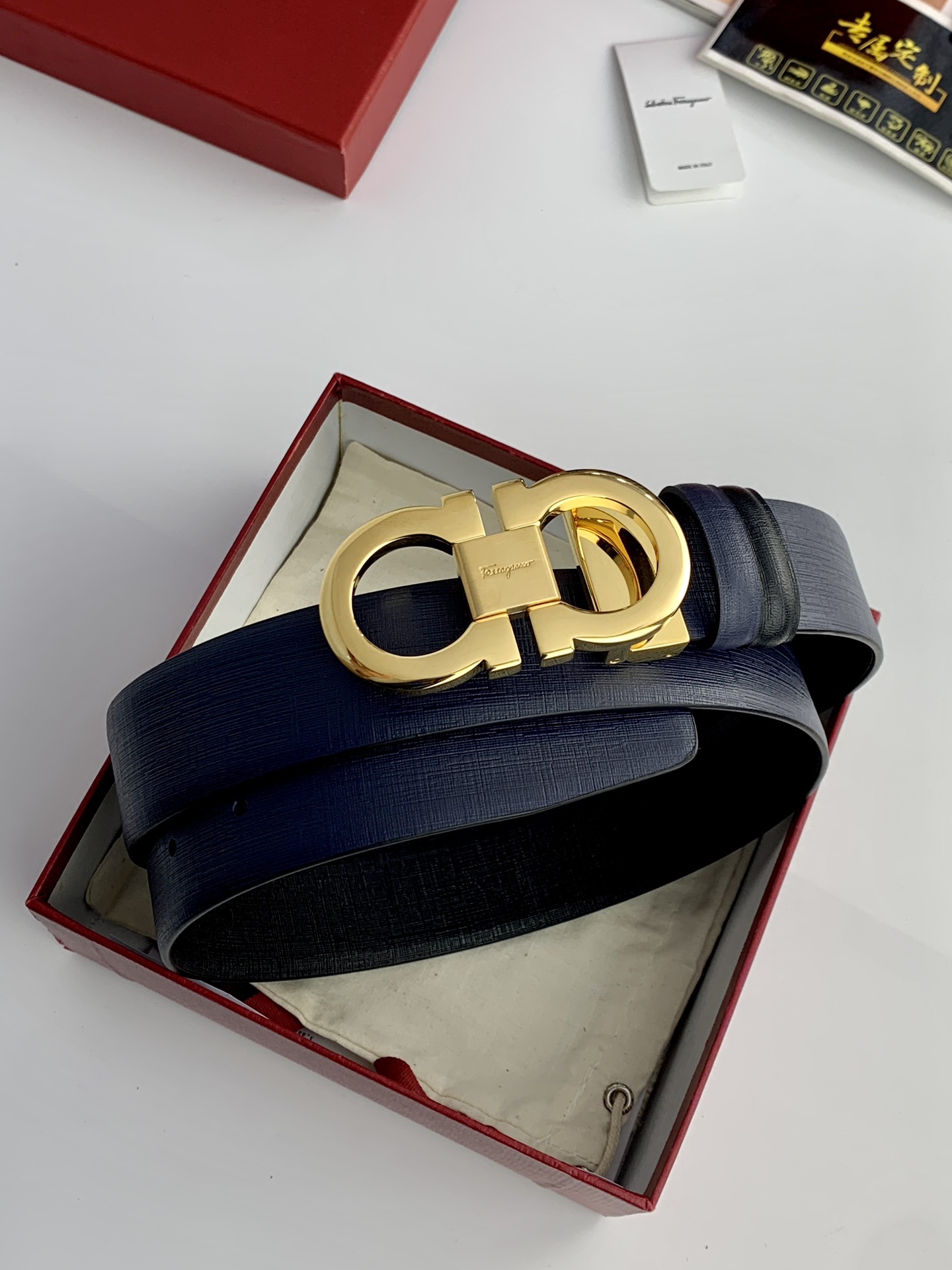 〖F家〗這款皮帶採用雙面小牛皮，搭配純銅八字扣，打造高雅考究的造型。寬3.5cm，長度可調節，達到量身定制般的修身效果。