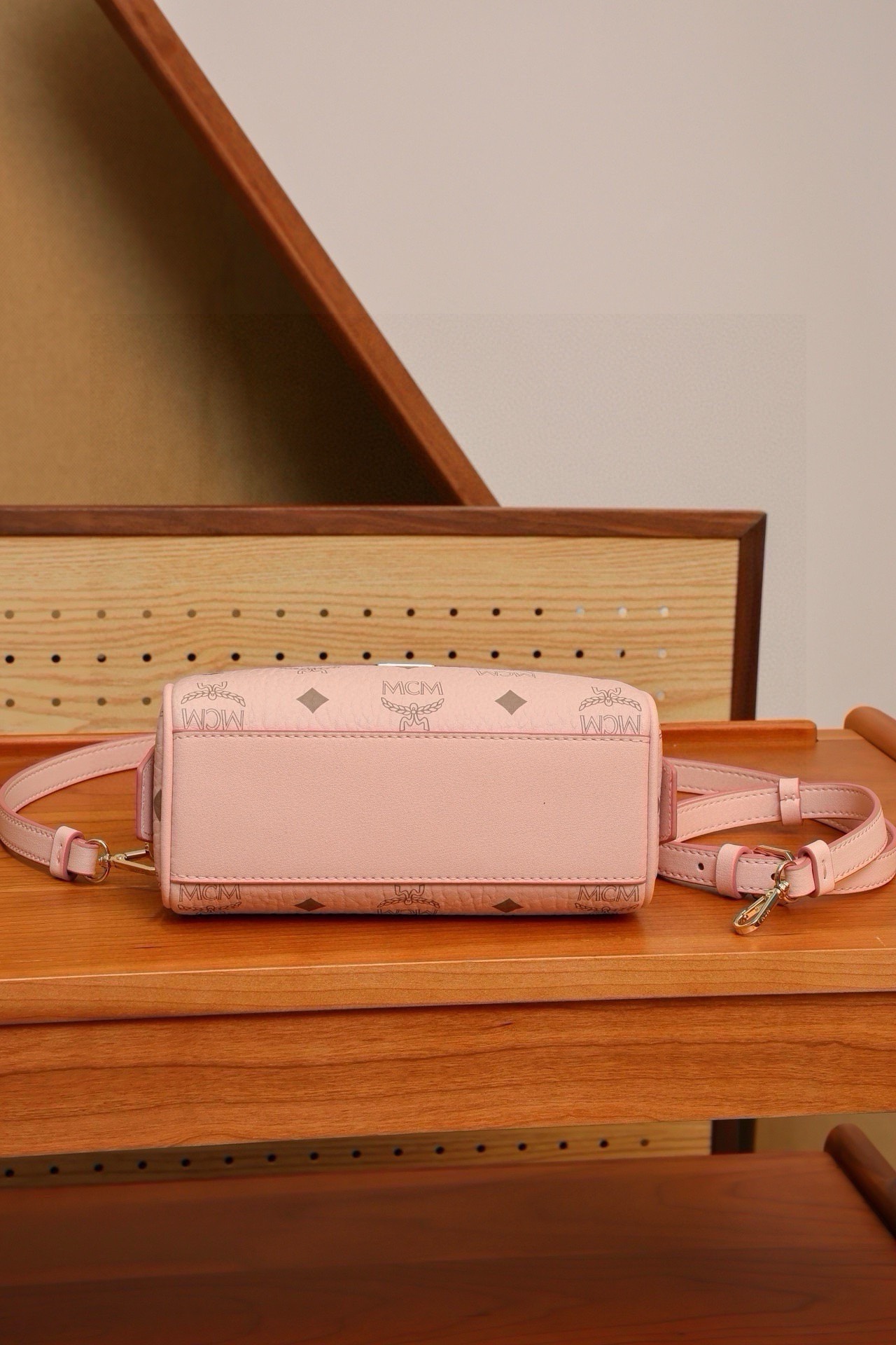 𝗠𝗖𝗠 𝗔𝗿𝗲𝗻 𝗘𝗦𝗦𝗘𝗡𝗧𝗜𝗔𝗟
霧霾粉𝗠𝗶𝗻𝗶#波士頓枕頭包

·Cp獨家®️老花滿印
🉑️單肩🉑️斜挎🉑️手擰
這款mini波士頓包對經典風格進行了全新演繹，採用淡粉色設計，是一款誕生於慕尼黑黃金時代的高端旅行包袋。經典Visetos材料製成，表達了向MCM根植於旅行理念的致敬。其外型讓人聯想起週末旅行包，採用乾淨利落的線條設計，並配有方便開啓的加長拉鍊。做工精細，一絲不苟，頂部提手由手工進行纏繞、針縫和邊緣上漆。
