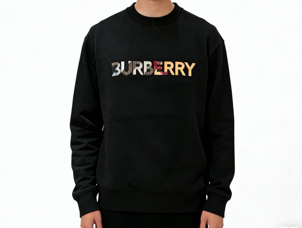 🔝BURBERRY巴寶莉BBR 八色字母繡圓領衛衣 
原版6350購入，原版採用400g 巴寶莉專用反面牛肚面料，反向毛圈底紗 魚鱗布料，螺紋450g雙紗，顏色按布料訂染，原版一致。
前幅進口機立體繡花，凹凸形狀與原版一致，羅紋針織包邊及絨里收納口袋均採用加固縫製，強化功能耐用性；在休閒運動中注入內斂英倫格調。整體完美平衡經典符號的當代轉化、穿著舒適度與日常實用性，成為詮釋現代精英休閒風的典範之作。男女同款
B Size：S-XL