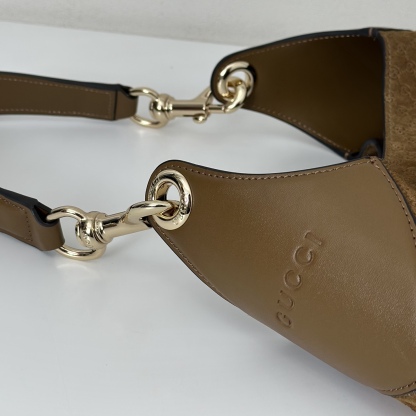 專櫃品質， 原單貨，實物實拍！款號834981棕絨壓字，尺寸：寬42x高36x側寬2cm