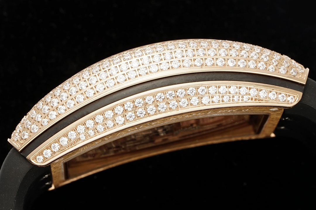 RMS最新款 頂級復刻 法蘭克穆勒V45 Vanguard陀飛輪系列 歷時多年研發機芯 
1 1:1 超級復刻原裝複雜法穆蘭陀飛輪機芯 細節完美到位 打造正品機芯獨具的雙發條盒 超薄工藝 
2超長72小時動力儲存 告別每天手動上鏈 高端玩家的定制款 把頭上鏈30個半圈 發條盒為滿 不需要過度上鏈 
3 千錘百鍊 316L精鋼表殼 超薄表殼 與原裝一致厚度 彎曲弧度 更加貼合手腕 佩戴舒適 
4 純正進口意大利小牛皮 貼合手感品質一流的進口氟橡膠錶帶 與正版全完通用互換
5瑞士工程師 原版機芯拆解 一比一甲