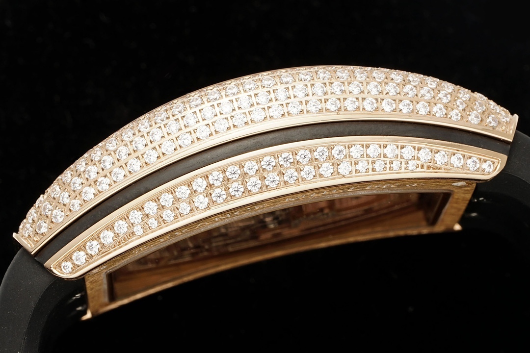 RMS最新款 頂級復刻 法蘭克穆勒V45 Vanguard陀飛輪系列 歷時多年研發機芯 
1 1:1 超級復刻原裝複雜法穆蘭陀飛輪機芯 細節完美到位 打造正品機芯獨具的雙發條盒 超薄工藝 
2超長72小時動力儲存 告別每天手動上鏈 高端玩家的定制款 把頭上鏈30個半圈 發條盒為滿 不需要過度上鏈 
3 千錘百鍊 316L精鋼表殼 超薄表殼 與原裝一致厚度 彎曲弧度 更加貼合手腕 佩戴舒適 
4 純正進口意大利小牛皮 貼合手感品質一流的進口氟橡膠錶帶 與正版全完通用互換
5瑞士工程師 原版機芯拆解 一比一甲