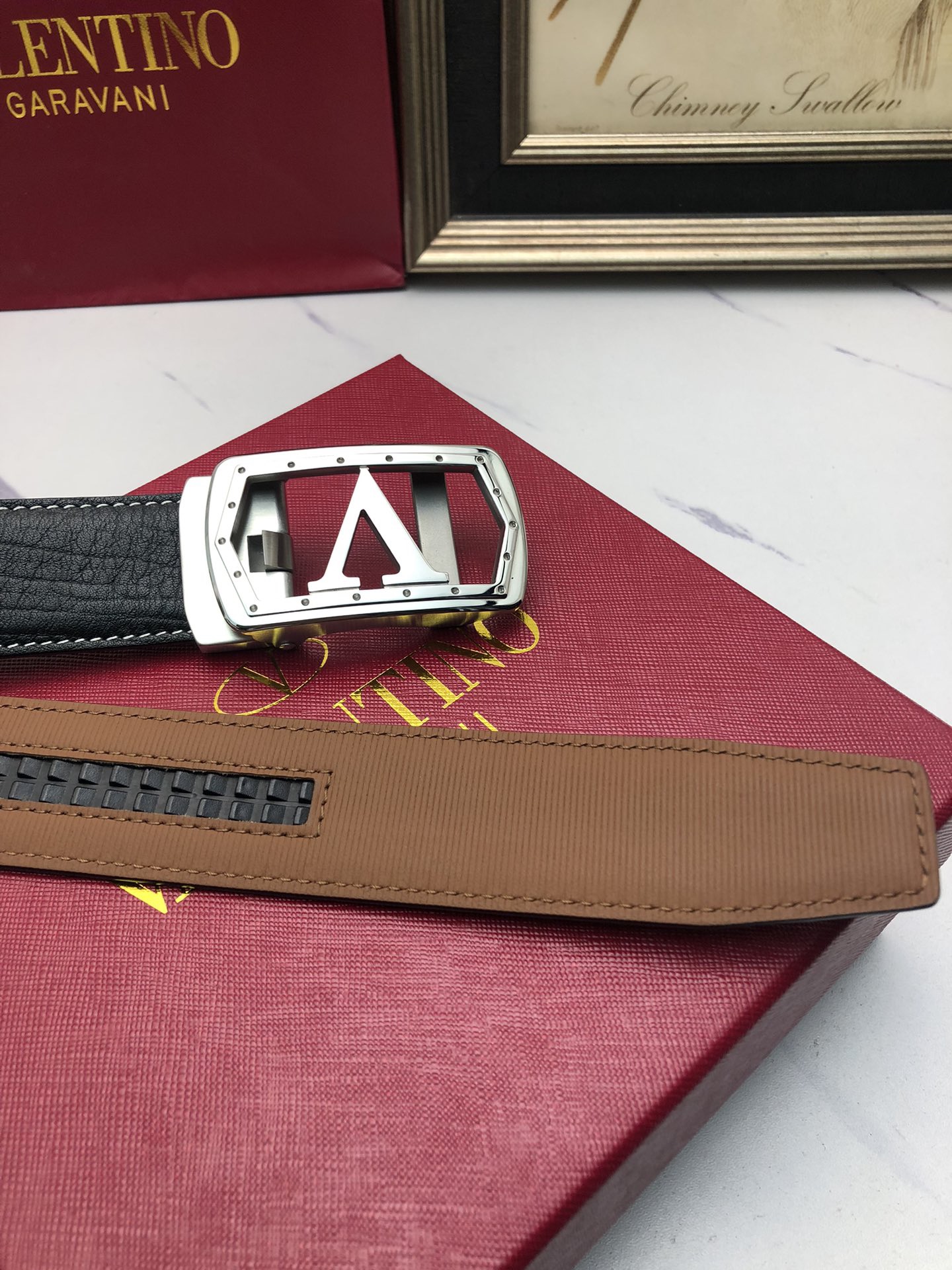 華倫天奴：原單頭層牛皮大象皮紋面，內襯頭層小牛皮底，搭配原單自動扣，可裁剪的自動帶，此款腰帶面雙採用意大利原定廠制進口牛皮帶身 ，對專版櫃足寬3.5