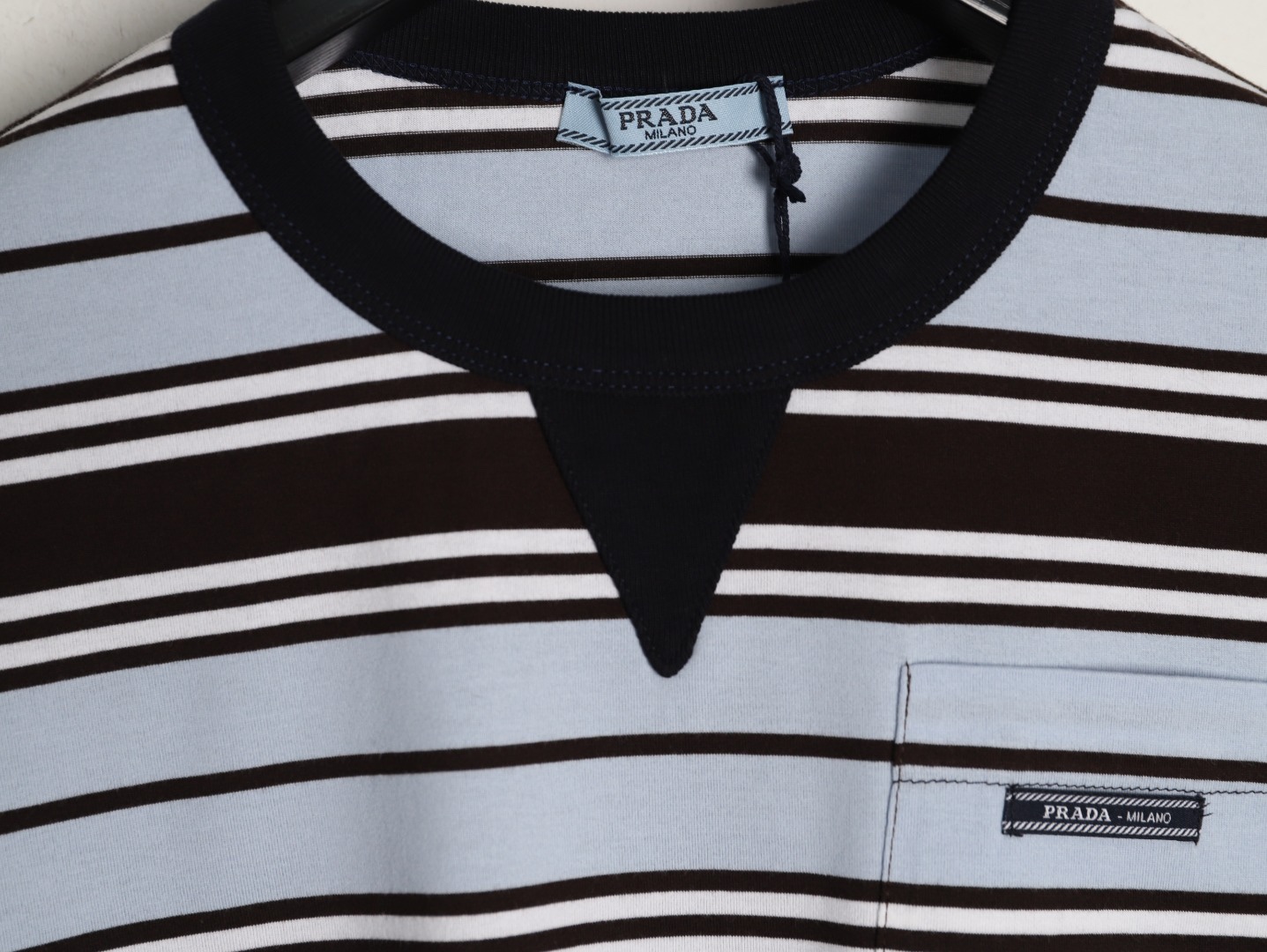 🔝PRADA普拉達PRD 藍色條紋口袋短袖T恤
定制精密60支雙股尊享條紋料，人體學立體裁剪，慢工出細活，做工複雜，繁瑣 時效慢，損耗高，手工紅外線畫線口袋，以紅外線技術為輔助，實現口袋位置的精准定位與標記，即保留了手工縫製的精細與靈活性，面料都經過澆洗，手感質感更佳，不易變形，不易縮水，不易褪色，合身版型
B Size：36 38 40 42