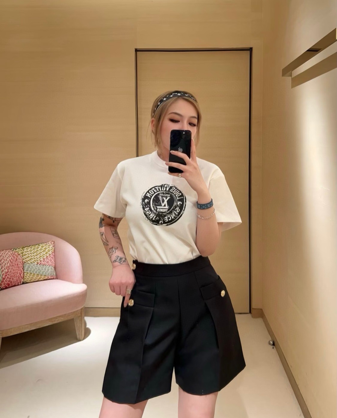 Louis Vuitton/路易威登 25ss 印章logo印花短袖
本款T恤以柔軟透氣的棉質針織裁出休閒廓形。胸前印章點綴多樣路易經典元素，涵蓋品牌創始年份，歌頌品牌的旅行與制箱傳承。

面料紗線支數為60支，屬於高支棉紗紗線細膩柔軟。單股結構使面料更輕盈透氣，雙面針織工藝，正反面紋理一致，面料結構緊密，彈性較好不易卷邊，觸感細膩適合貼身穿著。

TPU光油印花工藝，這是一種結合功能性材料與視覺效果的先進印花技術，尤其適用於提升面料的高端質感。印花用於增加光澤、立體感和特殊觸感，用於設計獨特