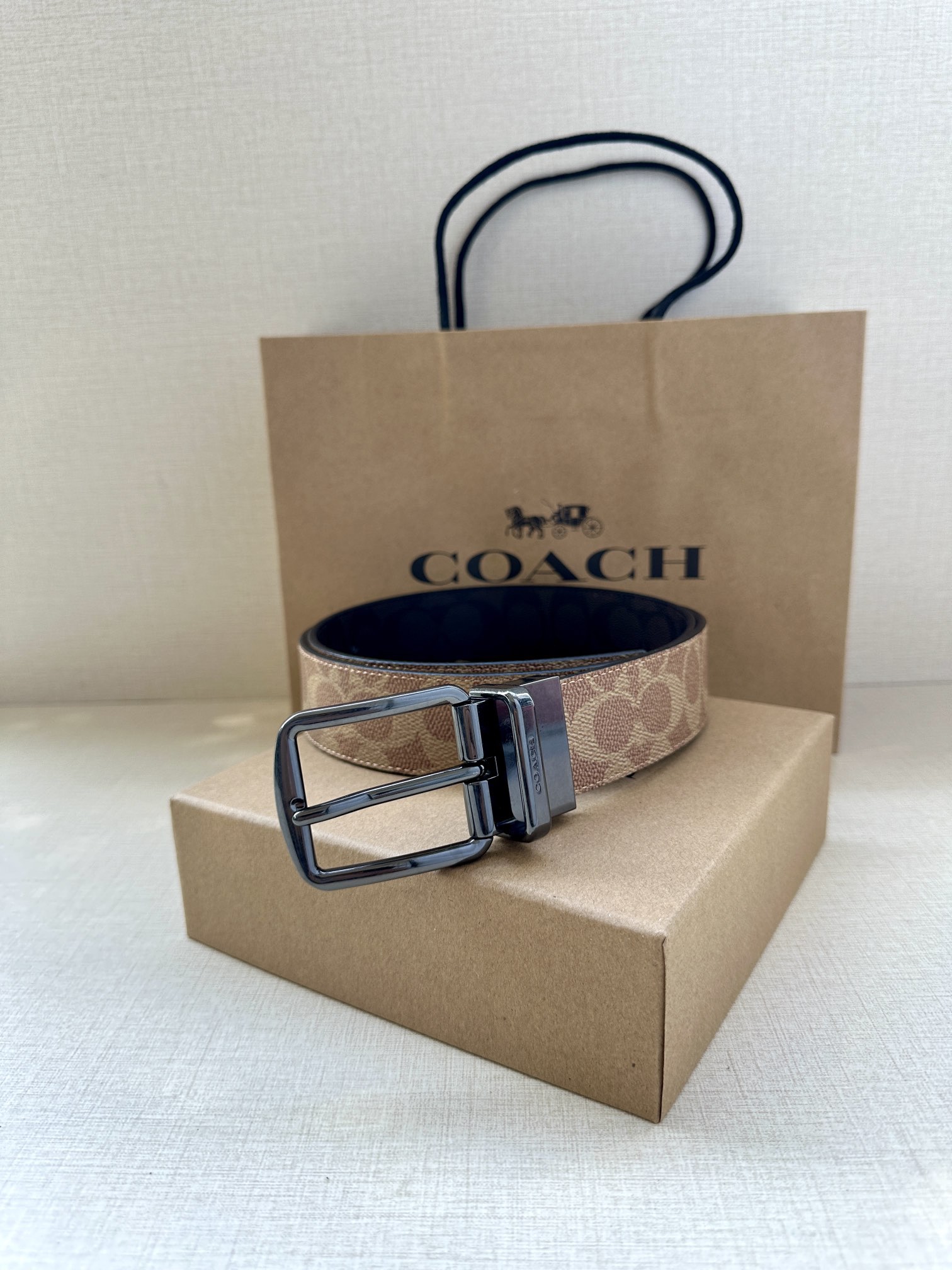 3.7cm（寬）COACH  這款雙面腰帶採用運動小牛皮製作，配有經典標誌帶扣，一款產品，兩種外觀。其合身度可個性定制，可用剪刀進行剪裁。
SAZ
D45
SMM
運動小牛皮
可裁剪
雙面
