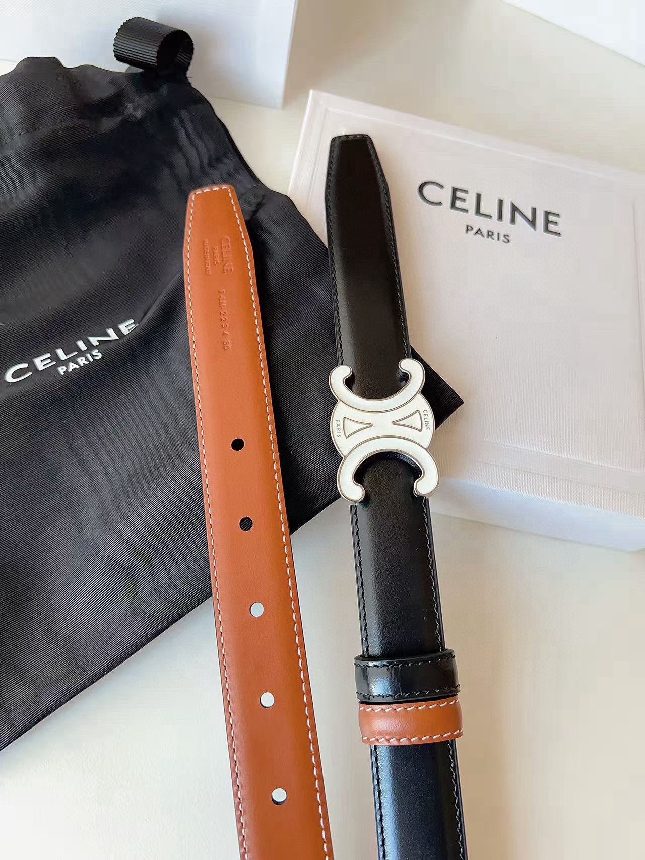CÉLINE  凱旋門家新款ALIX 中號25毫米雙面腰帶
這款採用牛皮革，滴膠飾面，可拆卸橢圓形搭扣，雙面腰帶，TRIOMPHE雙面飾釘.
寬度：2.5cm