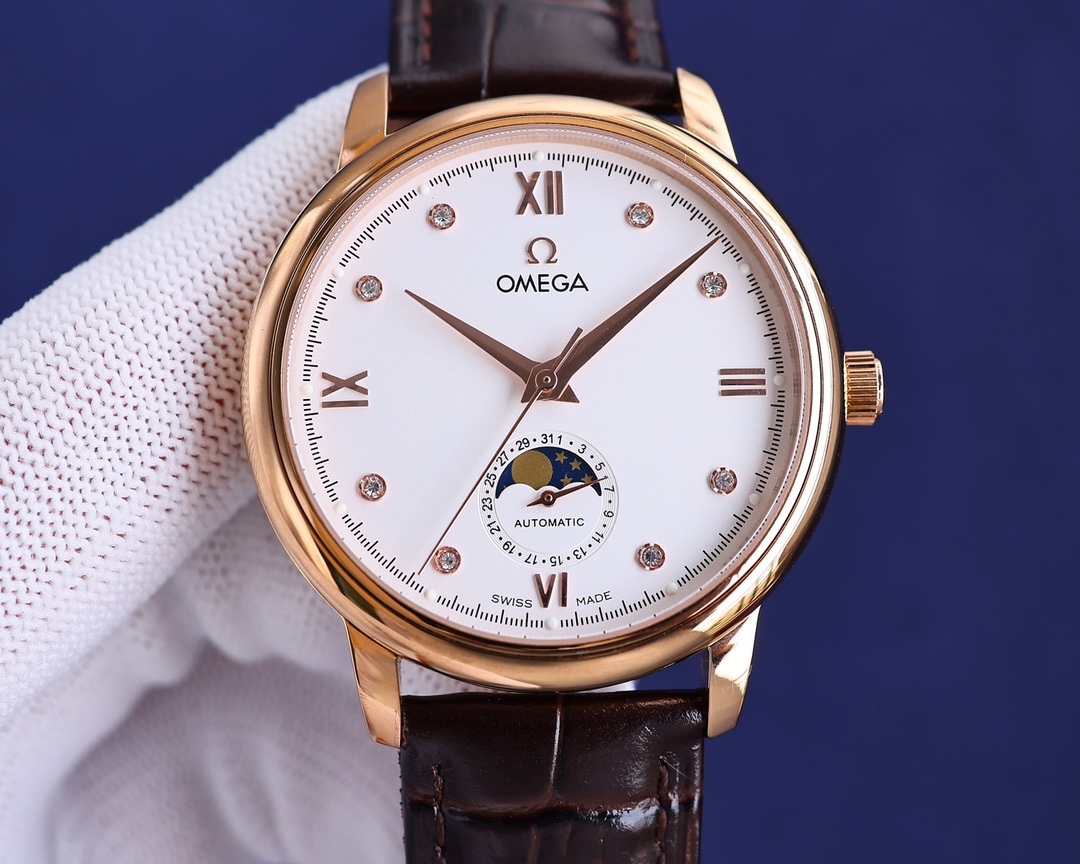 
玫瑰][玫瑰]20223【OMEGA】新款推薦，蝶飛系列＂升級版＂，機芯型號為ETA2824-6機芯（6位真日曆與24小時星辰功能） 質量穩定，尺寸40mm，厚度1.1mm.表殼為316L全鋼鍍納米鉑金表技術，更彰顯高貴大氣，錶帶搭配意大利頭層小皮，是你佩戴裝飾不二選擇。實物更高大上，期待你的品鑒[抱拳]送禮自戴精品！[勝利]高端品質，匠心獨具！大廠品質！歡迎轉載！