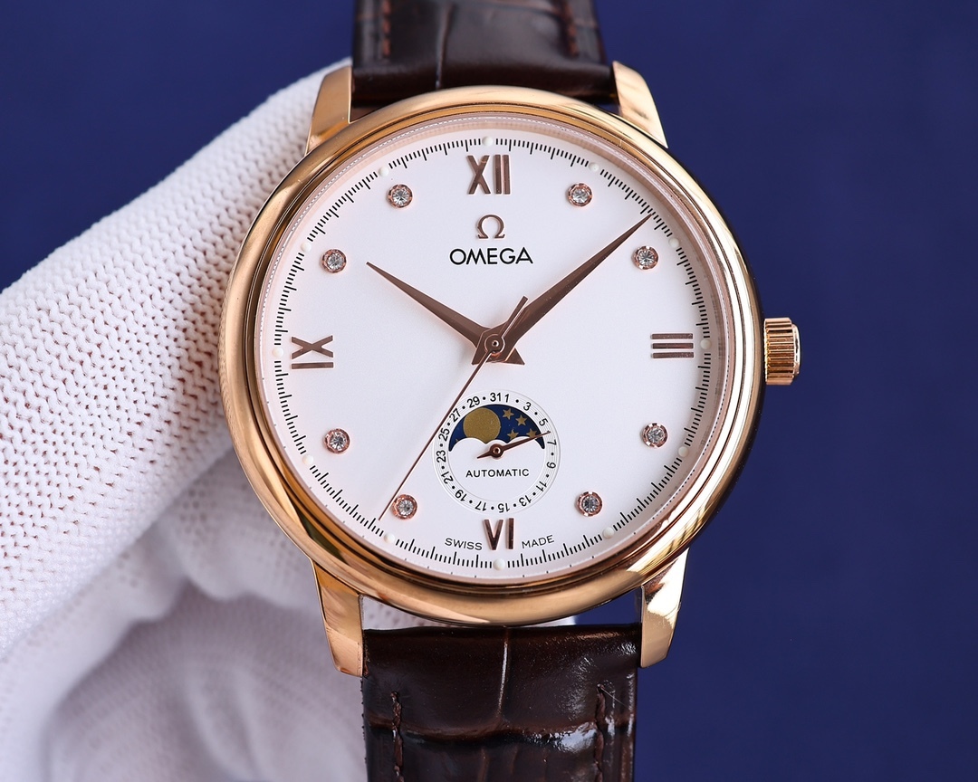 
玫瑰][玫瑰]20223【OMEGA】新款推薦，蝶飛系列＂升級版＂，機芯型號為ETA2824-6機芯（6位真日曆與24小時星辰功能） 質量穩定，尺寸40mm，厚度1.1mm.表殼為316L全鋼鍍納米鉑金表技術，更彰顯高貴大氣，錶帶搭配意大利頭層小皮，是你佩戴裝飾不二選擇。實物更高大上，期待你的品鑒[抱拳]送禮自戴精品！[勝利]高端品質，匠心獨具！大廠品質！歡迎轉載！