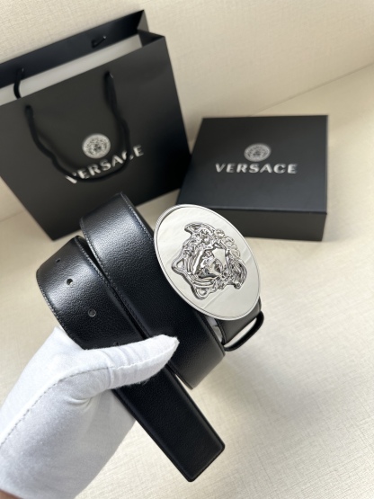 寬度：4.0cm （範思哲） 此款橢圓五金配件、腰帶飾有標誌性的Versace美杜莎頭像扣，彰顯品牌格調。是一款精美的衣櫥必備單品。