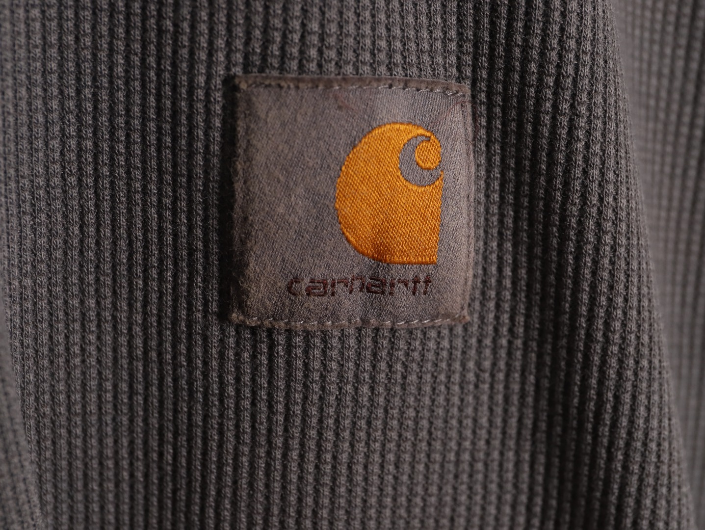 🔝Carhartt 卡哈特 華夫格洗長袖T恤 
定織定染華夫格面料 面料特殊性很大縮水性以及版型都需要考慮在內 控制的縮率都是經過3道工序 第一道面料洗水 第二道面料烘乾 第三道酵素洗 三道後的控制縮率幾乎已經達到最佳狀態
尺碼：S-XL