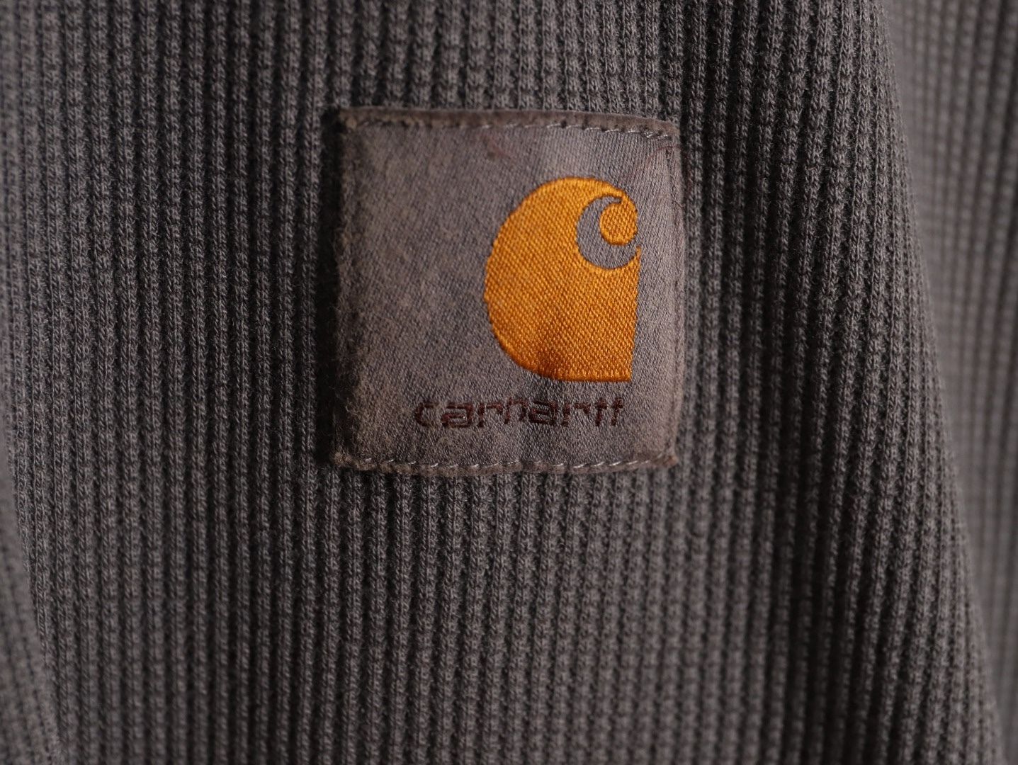 🔝Carhartt 卡哈特 華夫格洗長袖T恤 
定織定染華夫格面料 面料特殊性很大縮水性以及版型都需要考慮在內 控制的縮率都是經過3道工序 第一道面料洗水 第二道面料烘乾 第三道酵素洗 三道後的控制縮率幾乎已經達到最佳狀態
尺碼：S-XL