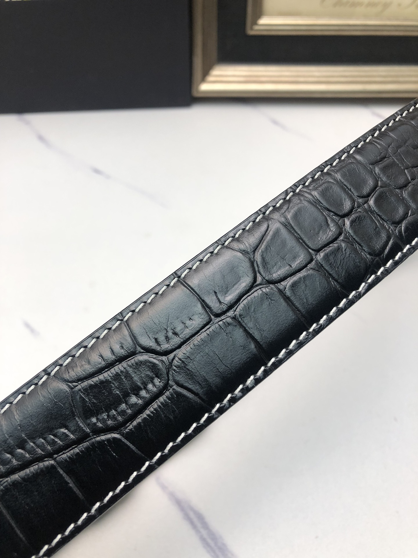 阿曼妮：原單頭層牛皮鰐魚紋面，內襯頭層小牛皮底，搭配原單自動扣，可裁剪的自動帶，此款腰帶面雙採用意大利原定廠制進口牛皮帶身 ，對專版櫃足寬3.5