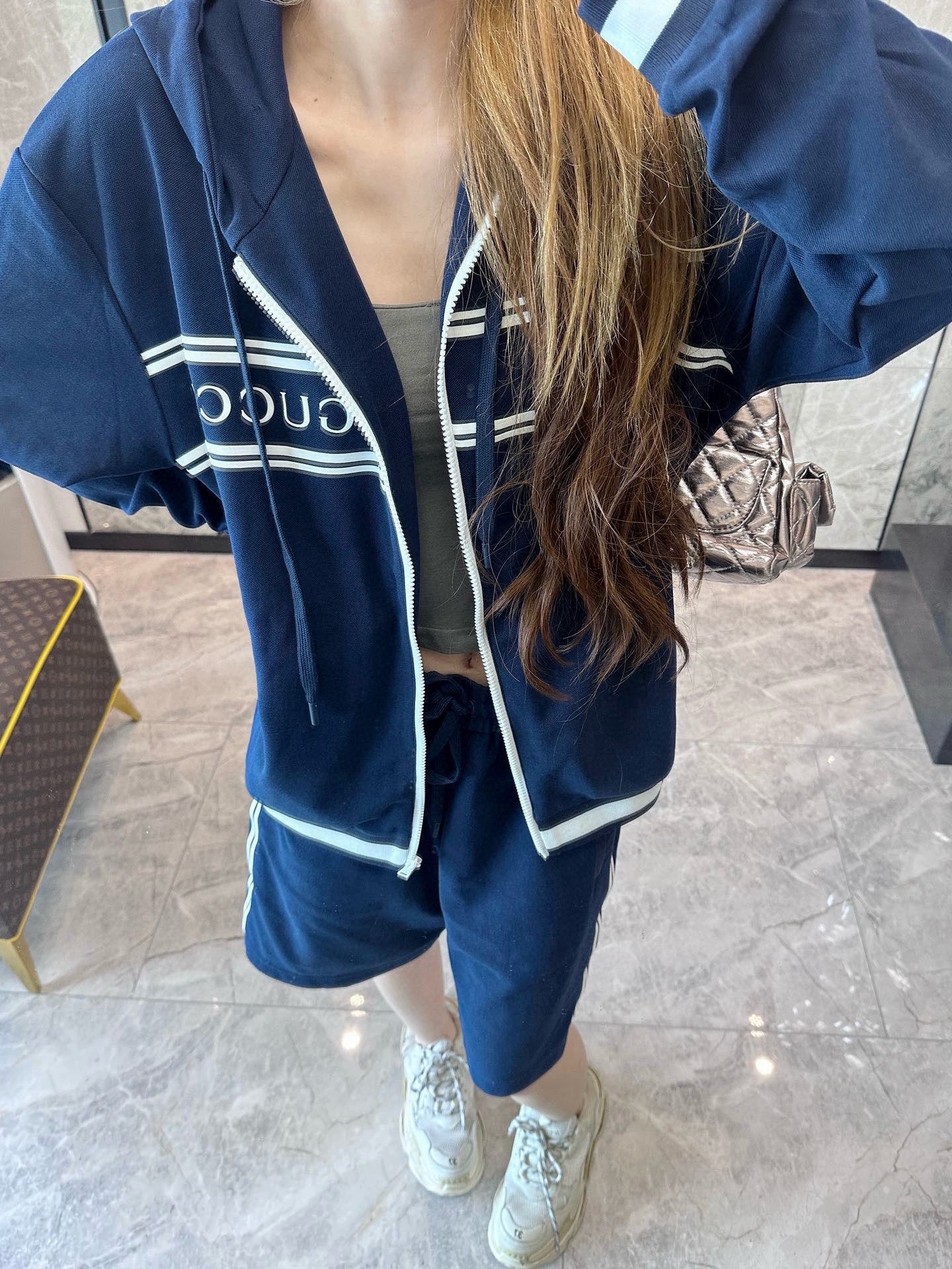 Gucci/古馳 G字母膠條拉鍊連帽外套
這款單品出自Lido系列，設計靈感源自意大利海岸的夏日風情和海灘俱樂部，早秋系列聚焦基礎廓形與經典細節，匠心呈獻日常服飾和晚裝造型，這款休閒連帽衛衣採用平紋針織面料精制而成，中央貫穿點綴G標識條紋印花，男女同款，定制輔料三標
A Size:S-XL