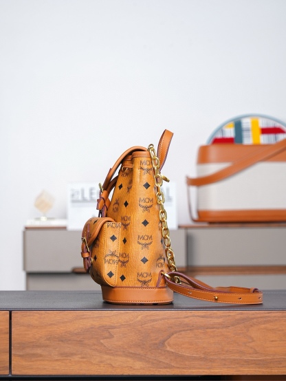 𝙈𝘾𝙈 𝘼𝙧𝙚𝙣 𝘿𝙧𝙖𝙬𝙨𝙩𝙧𝙞𝙣𝙜𝘽𝙖𝙘𝙠𝙥𝙖𝙘𝙠 𝙞𝙣 𝙑𝙞𝙨𝙚𝙩𝙤𝙨干邑色Mini#抽绳双肩背包🎒这款Visetos经典花纹人造革抽绳双肩背包采用搭扣五金件装饰及天然皮革饰边设计。
品牌经典水桶包款式以精致的经典干邑色双肩背包形式焕新呈现，由经典Visetos人造革及天然皮革制成。这款便携包袋的设计独具特色，拥有多个隔层，并饰有以慕尼黑巴伐利亚钻石为灵感的搭扣五金件。