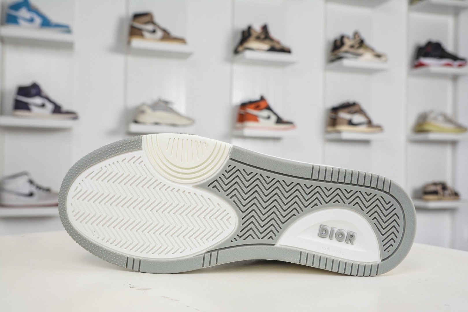 迪奧 B27休閒運動鞋 延續 Dior的經典款式B27 
尺碼：39 40 41 42 43 44 45