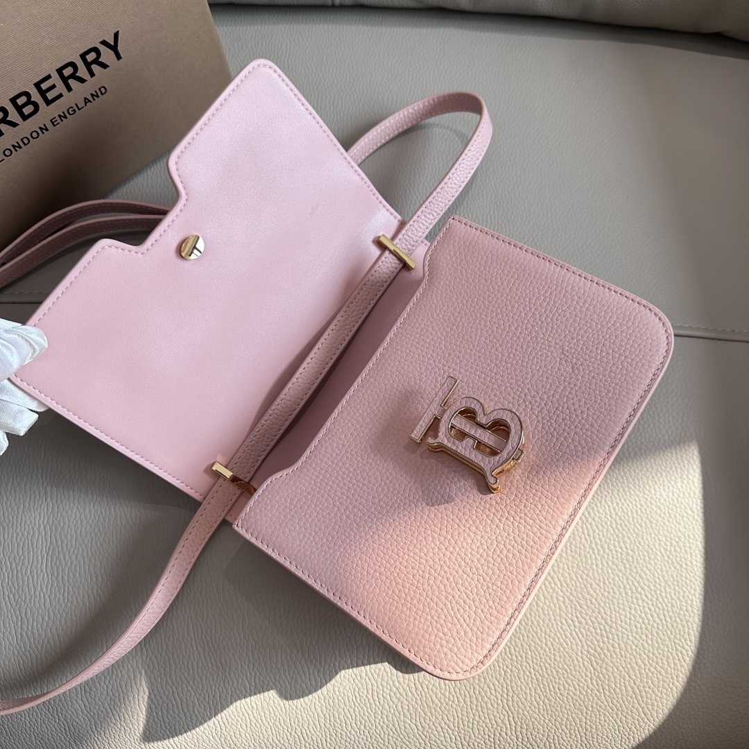 B家最新版型立挺的「TB 專屬標識鎖扣包」，選用意大利鞣制粒紋皮革打造，搭配緝明線設計，鎖扣裝飾 Thomas Burberry 靈感專屬標識，可肩背、斜背或打造手拿包造型。
21 x 6 x 16cm❤️型號3311