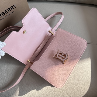 B家最新版型立挺的「TB 專屬標識鎖扣包」，選用意大利鞣制粒紋皮革打造，搭配緝明線設計，鎖扣裝飾 Thomas Burberry 靈感專屬標識，可肩背、斜背或打造手拿包造型。
21 x 6 x 16cm❤️型號3311