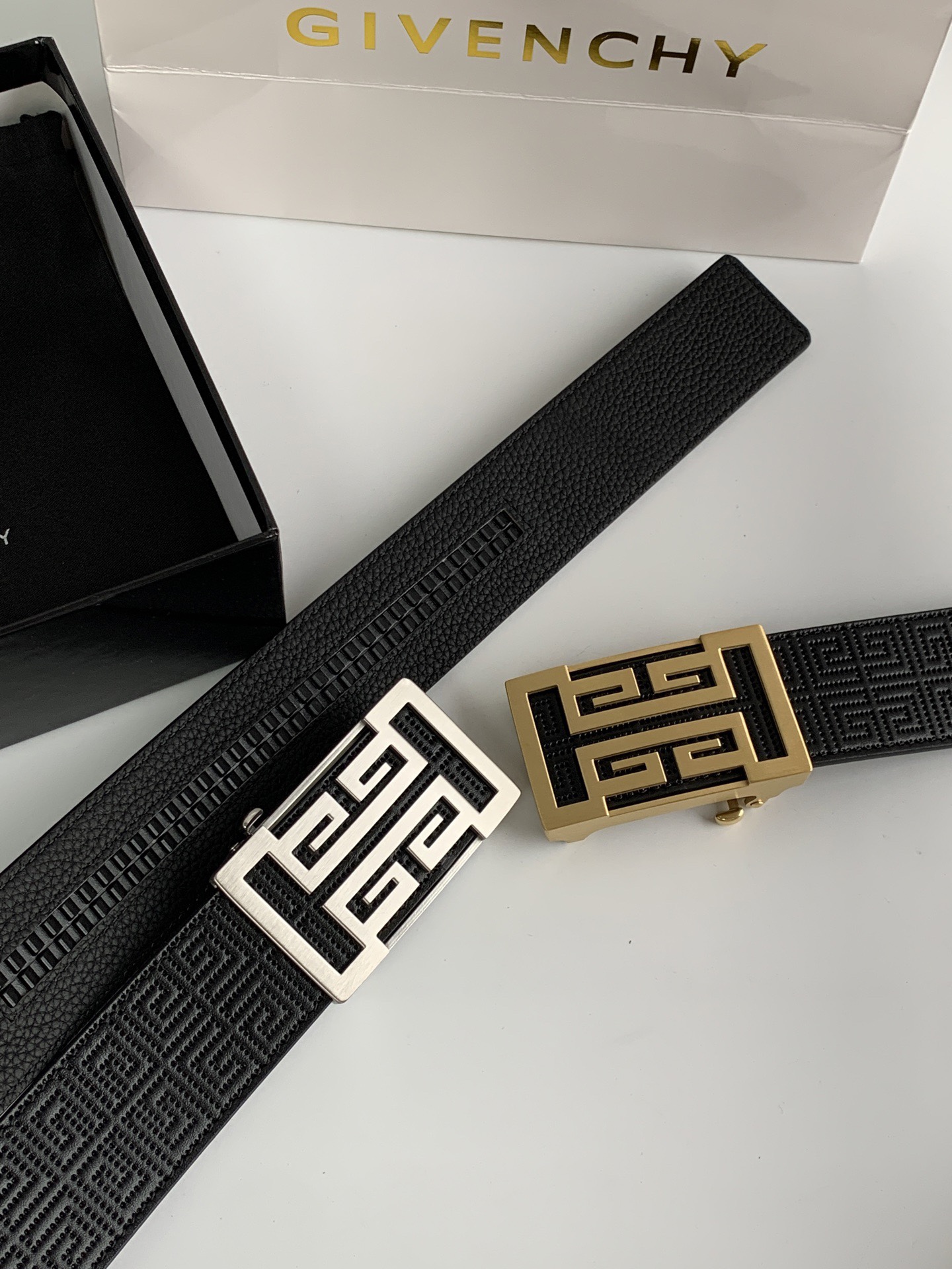 【紀梵希】新款男士 頭層小牛皮黑色壓花腰帶，內襯荔枝紋底，寬38毫米.搭配不鏽鋼經典4G自動扣.商務服裝造型的完美搭配。永恆經典！