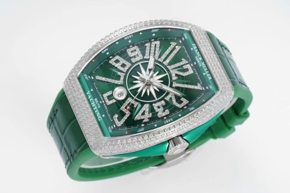 ABF最高品質 綠遊艇 新款到貨 Franck Muller 法蘭克穆勒 Vanguard Yachting V45遊艇系列 44x54 mm
1.表殼100%原版開模 特別是三明治結構表殼 中間內側 藍色的側槽和把頭位置凸出來的藍色耳位 更是使表殼的製作過程更加困難 然後歷時10個多月經過多次初版校對 終於研發製作成功 完全採用316精鋼製作 而非市場低成本的塑膠模具 
2.本版本V45綠色遊艇字面 真法郎字丁 都是採用原裝1：1高度的數字凹邊內法郎烤真丁 成本高 製作複雜 良品率低 字面下層有放大鏡