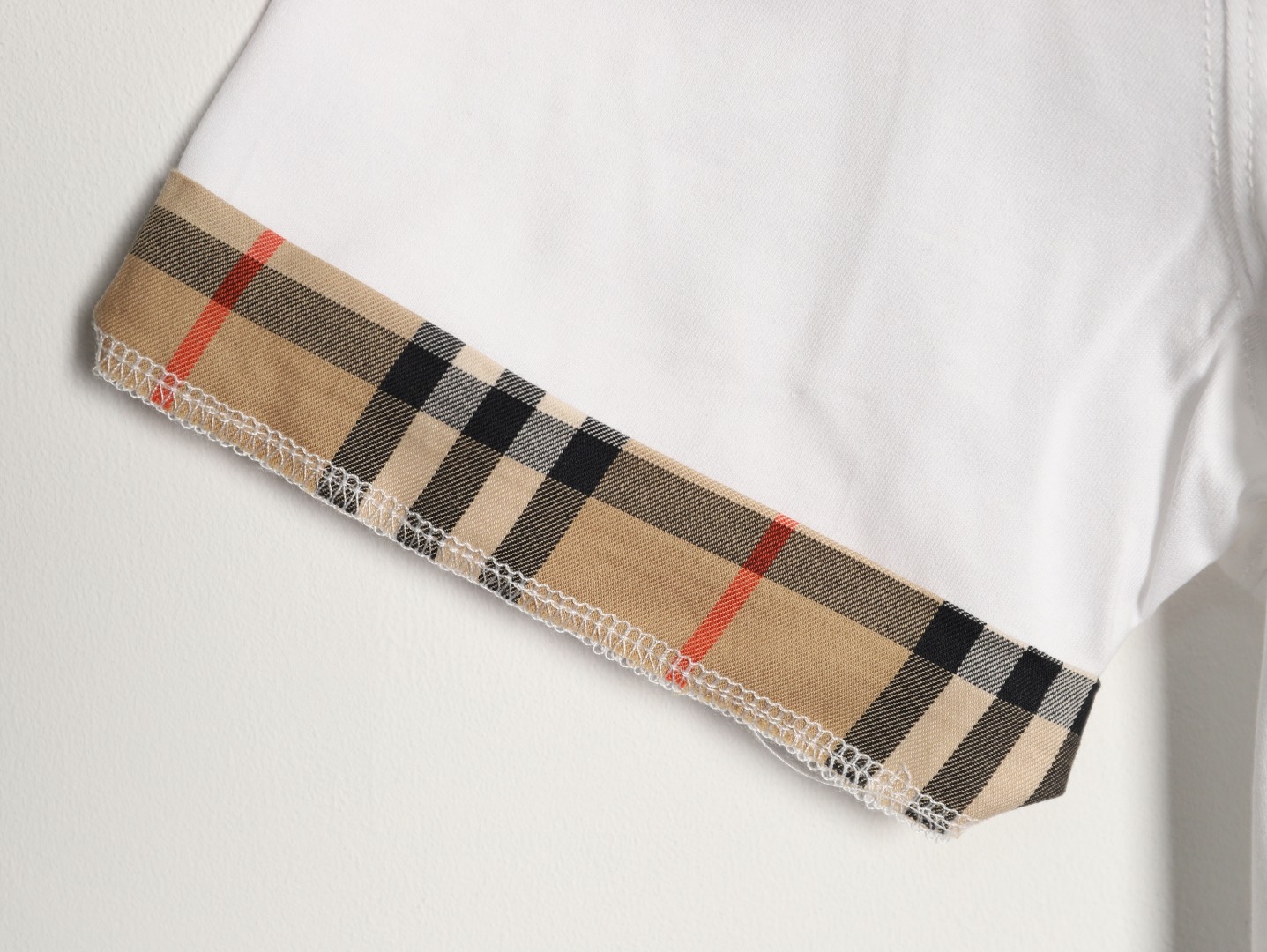 🔝BURBERRY巴寶莉BBR 格紋拼袖短袖T恤
正品購入，50支雙股100%精梳棉170克，2*2精品羅紋210克，面料拼接，面料酵洗，定制1：1商標，合身版型
B Size：S-XL