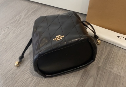 新品 CDB69迷你Faye雲朵包太精緻了 新款迷你Faye雲朵包太精緻太可愛了黑色小羊皮絎縫設計妥妥的風搭配這個冬天不失美麗 
尺寸16-17-13