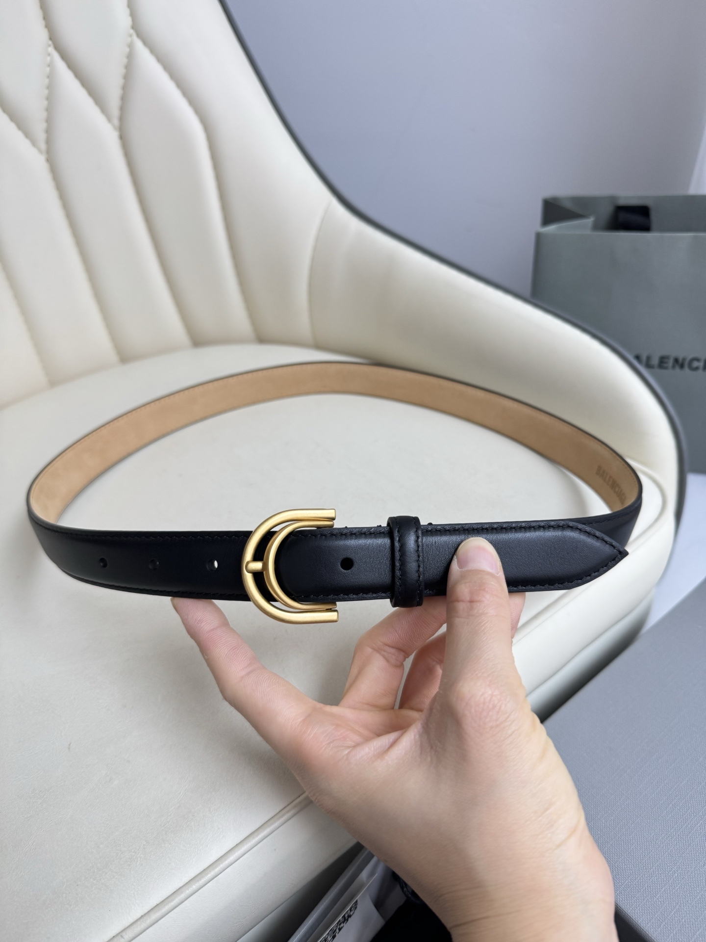 巴黎世家（Balenciaga）寬度2.5cm 是法國的奢侈品牌，作為時尚界最具影響力品牌之一的地位。設計師源於：都市時尚潮流獨特的設計風格，採用進口小牛皮製作；搭配純銅復古五金，使其更具魅力。值得擁有的百搭精品