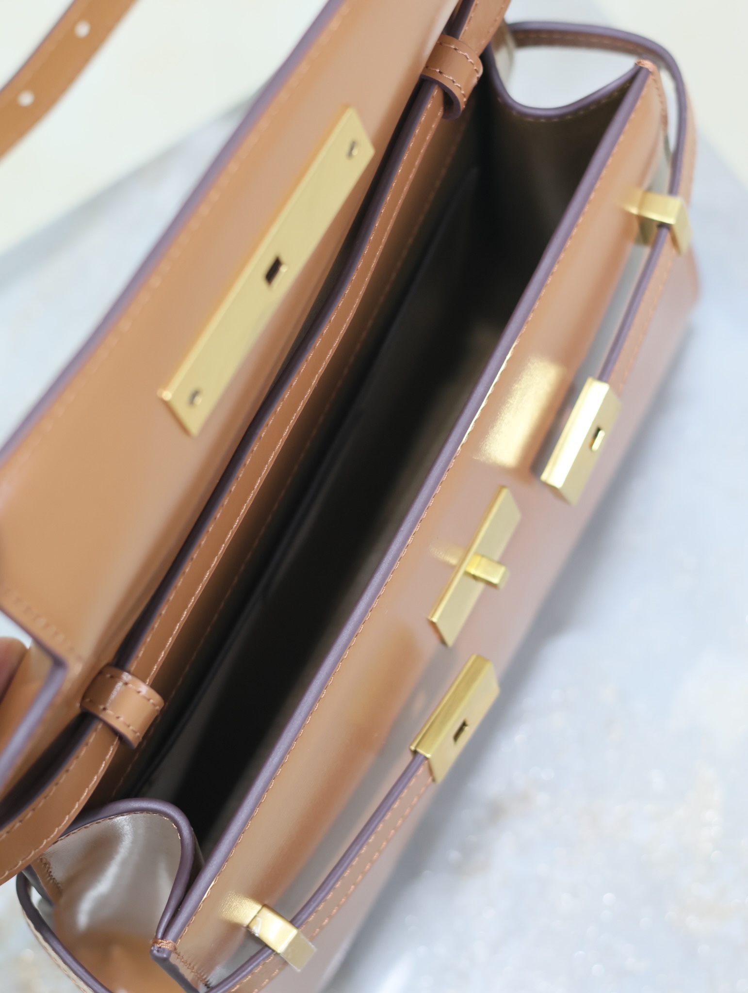 Manhattan_24cm
專櫃同步新款Manhattan法棍包小號24cm全新到貨！最新包型翻蓋曼哈頓法棍包，一改以往經典的logo，取而代之低調簡約的設計風格，它有點像H家的凱莉，很有復古的味道！商務➕休閒兩者結合，總結起來就是百搭！可以手拿，可以單肩或斜挎，一包多用，滿足了商務型女士，又滿足了小女生的休閒！精心挑選的原廠皮、完美的走線、精緻的五金讓整個包包都散髮出高級的味道！
型號：675626
尺寸：24x17.5x6cm