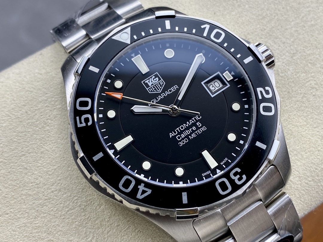 TAR年末巨獻——超級泰格豪雅系列腕表，正裝休閒兩不誤、小眾而不平庸、穩重而不失靈動，通勤的最佳首選腕表。全系均採用原裝數據打造、配件可以和原廠互換，頂級打磨 超強夜光 防水性能高達100米，超原單品質 誠意滿滿 並搭載原裝sw200機芯，歡迎品鑒！