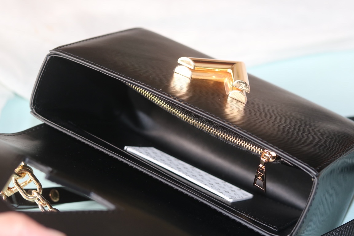 [玫瑰]最新款[玫瑰][玫瑰] 原版品質【獨家實拍 款號:50506/M11723/M11724/M11725 】
 本款 Twist 中號手袋擁有 Epi 皮革的考究肌理，搭配牛皮革內襯和光滑牛皮革飾邊。琺 Monogram 花卉懸掛於纖細鏈條，可拆卸並調節的肩帶實現肩背和斜挎選擇。17 x 9.5 x 23釐米(高 x 寬 x 長度)