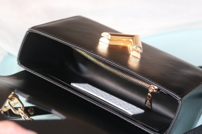 [玫瑰]最新款[玫瑰][玫瑰] 原版品質【獨家實拍 款號:50506/M11723/M11724/M11725 】
 本款 Twist 中號手袋擁有 Epi 皮革的考究肌理，搭配牛皮革內襯和光滑牛皮革飾邊。琺 Monogram 花卉懸掛於纖細鏈條，可拆卸並調節的肩帶實現肩背和斜挎選擇。17 x 9.5 x 23釐米(高 x 寬 x 長度)