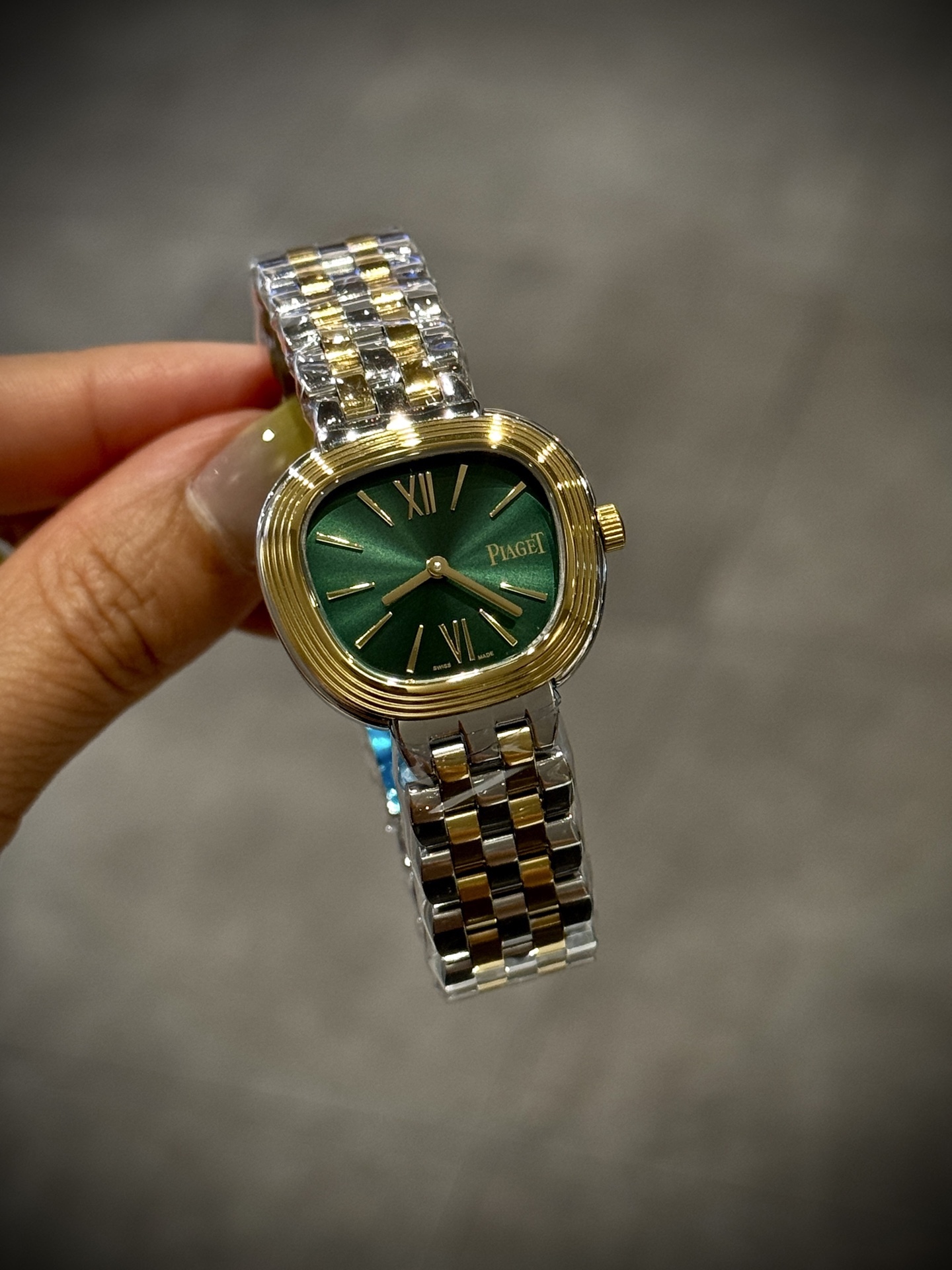 A8 factory•伯爵全新腕表 ﻿ #PiagetSixtie鎏金悅影系列 ﻿ 在瑞士鐘錶展「鐘錶與奇跡」閃亮登場！這款腕表游走於非凡制表工藝與黃金工藝之間，簡直是時尚與藝術的完美結合。Sixtie腕表採用獨特的梯形設計，重新詮釋1960年代末大膽華麗的風格，展現出獨特的魅力與優雅。
✨Sixtie系列腕表
✨直徑29毫米,
✨CNC數控雕刻精鋼梯形表殼
✨專櫃同步超薄厚度僅僅7mm
✨銀色太陽緞面打磨錶盤
✨316L精鋼錶鏈,搭載伯爵進口石英機芯  
認准A8出品！必屬精品！大廠品質！歡迎轉載！