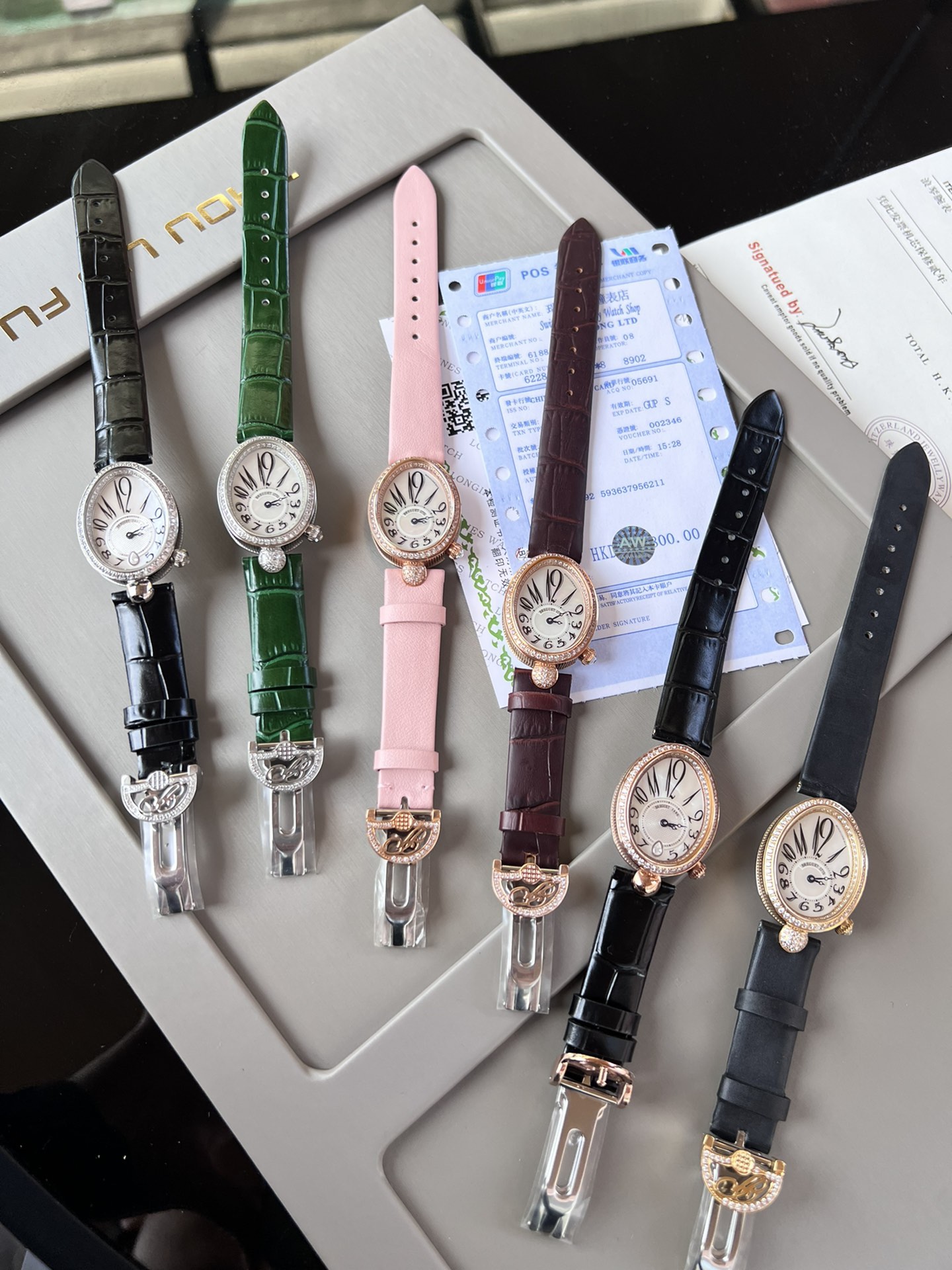 優雅出品史上最強復刻女表——寶璣那不勒斯皇后  黃金殼  系列驚艷登場，修正市場版本的所有不足，高貴典雅，盡顯女王風範！
【表殼】腕表尺寸分別為中號36.5x28.5毫米 小號33 x 25毫米
鵝卵形表殼高雅大氣，表殼外緣飾有錢幣紋。表圈和表殼周圍鑲嵌共117顆施華洛水晶（約0.99克拉）。表冠處鑲有一顆梨形晶石（約0.26克拉）
【精彩細節】
1.與原裝吻合，在表殼背部均打有貴金屬標識，效果清晰工整，彰顯腕表檔次。2.穹面玻璃，從側面看不僅有魚眼效果，還能折射鑽石帶來的璀璨光芒，更顯腕表高貴血統。
3