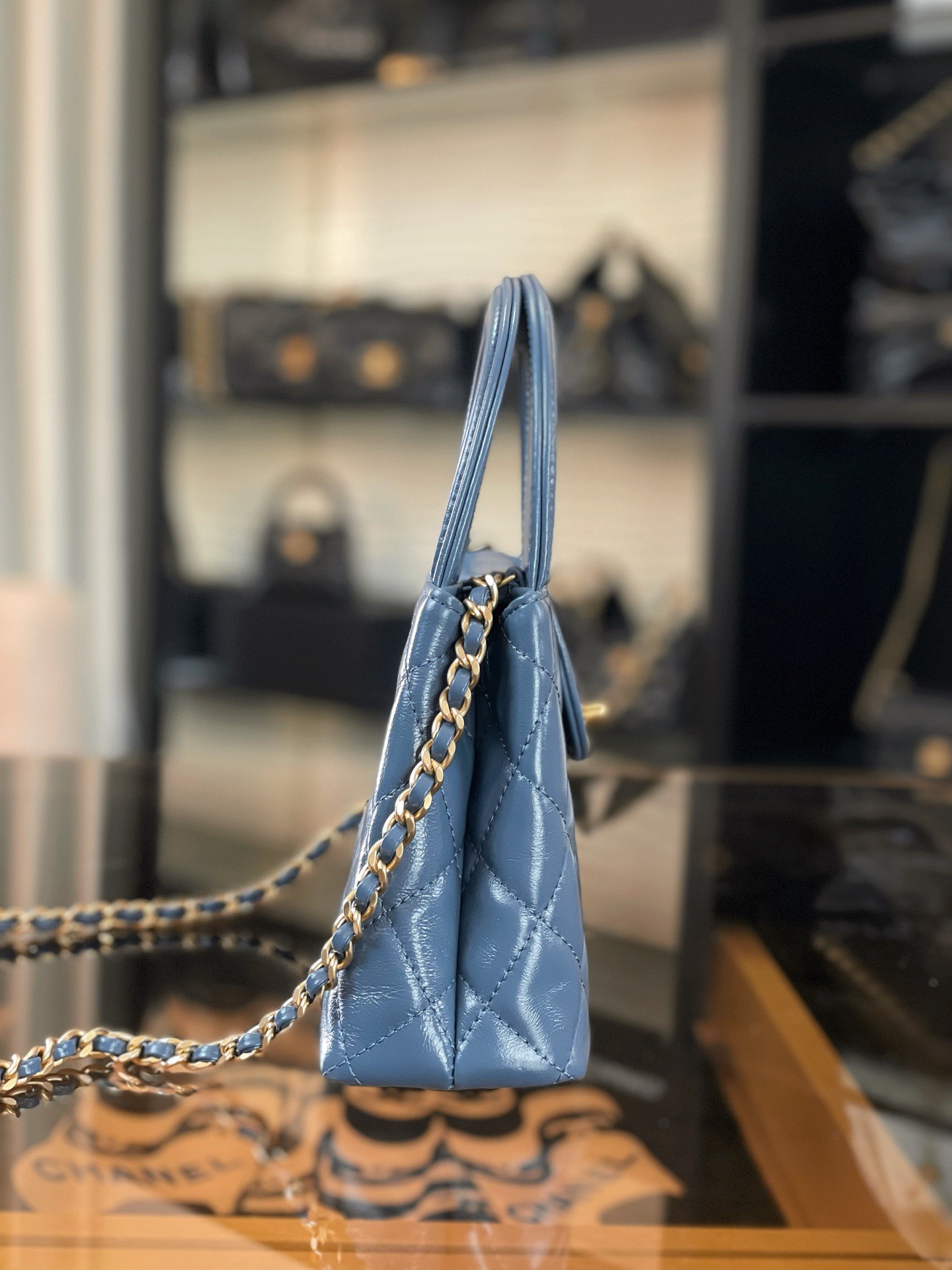 特▪️級 
🆕𝗖𝗵𝗮𝗻𝗲𝟭  
𝗞𝗲𝗹𝗹𝘆 手提鏈條包大號 霧霾藍

全網最熱🔥𝟤𝟦𝖯 𝗄𝖾𝗅𝗅𝗒手提袋
叱吒整個秀場，簡直美絕了〰️
簡約又復古的小手提很靈魂很舒適。
又乖又耐看，實在絕對愛不釋手❕

五金：厚鍍𝟤𝟦𝗄復古金
皮料：𝖵𝖾𝗅𝗂𝖾𝗋𝗊亮面小牛皮
尺寸： 𝟣𝟥*𝟣𝟫*𝟩 𝖼𝗆
4416