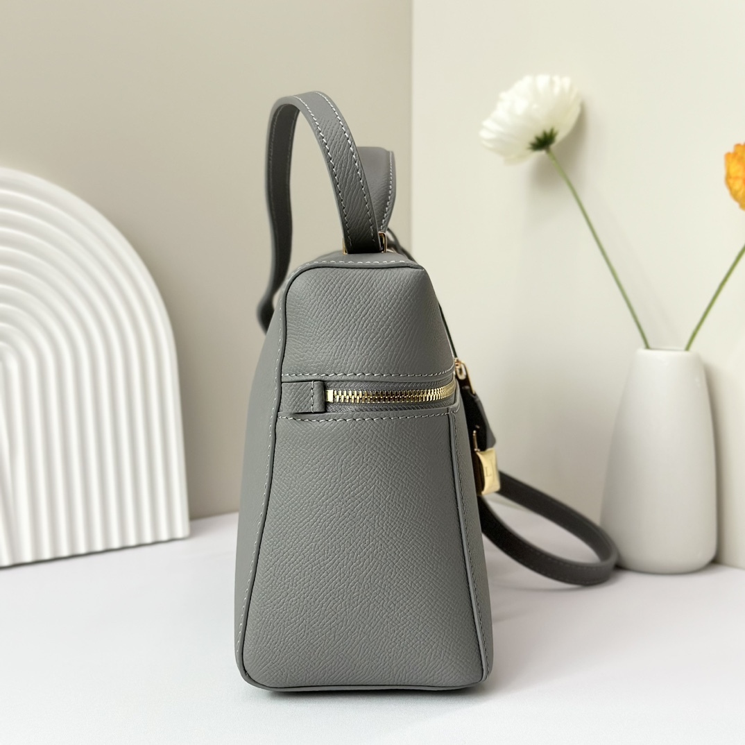 𝓛𝓸𝓻𝓸 𝓟𝓲𝓪𝓷𝓪 諾悠翩雅
𝑬𝒙𝒕𝒓𝒂 𝑩𝒂𝒈 𝑳𝟐𝟕 
寬開口加大容量斜挎包，包型設計更立體更有型，包身採用進口原廠小牛皮，手感柔軟而獨特，包包內部結構多了內袋。雙向加長拉鍊開合，配有My Charms金色金屬掛飾（LP特級純鋼五金配件）
size：27*16*10釐米
配全套專櫃禮盒包裝🎁